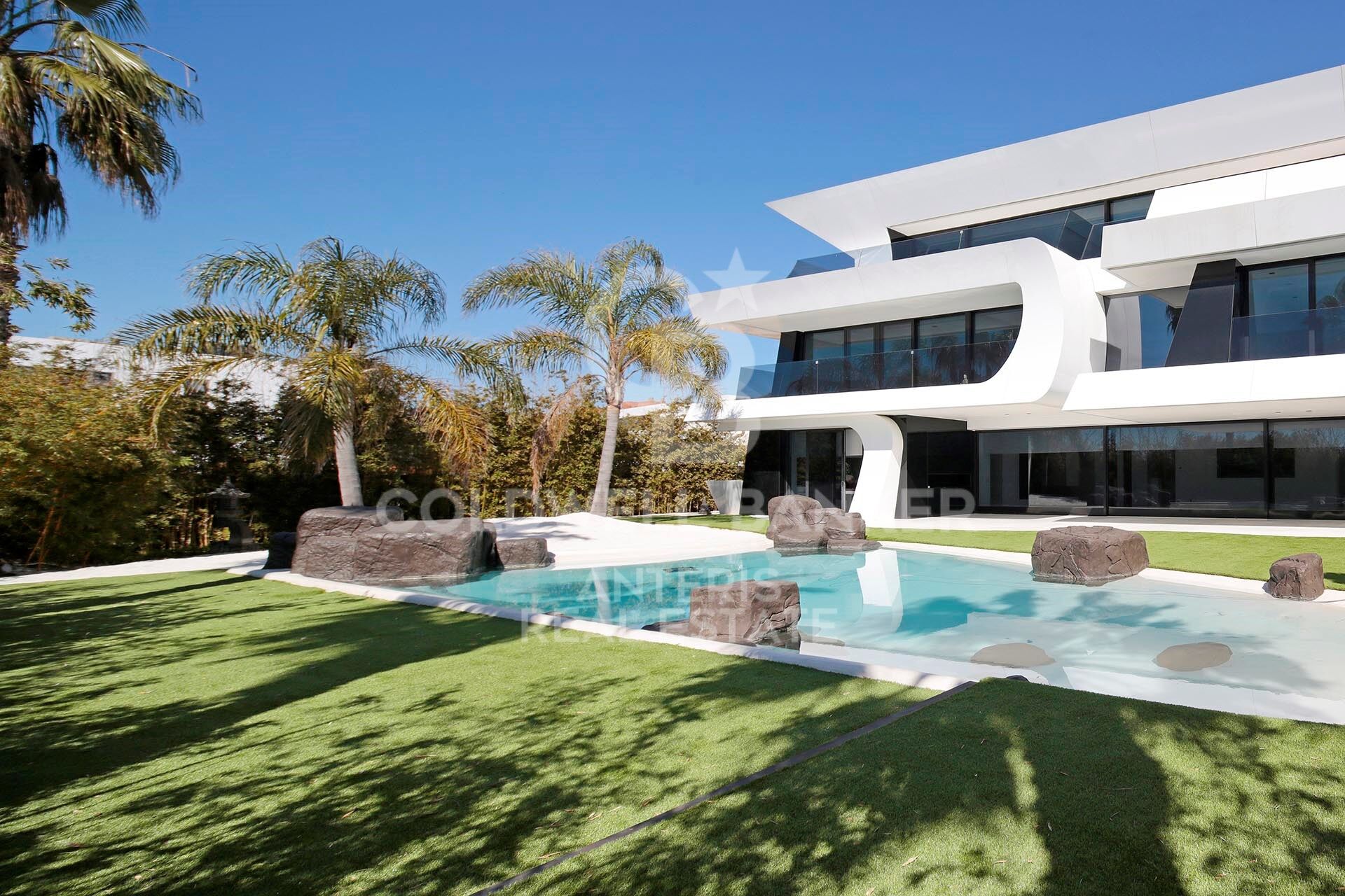 Luxurious Beachfront Oasis: A Spectacular Architectural Marvel in Gava Mar
