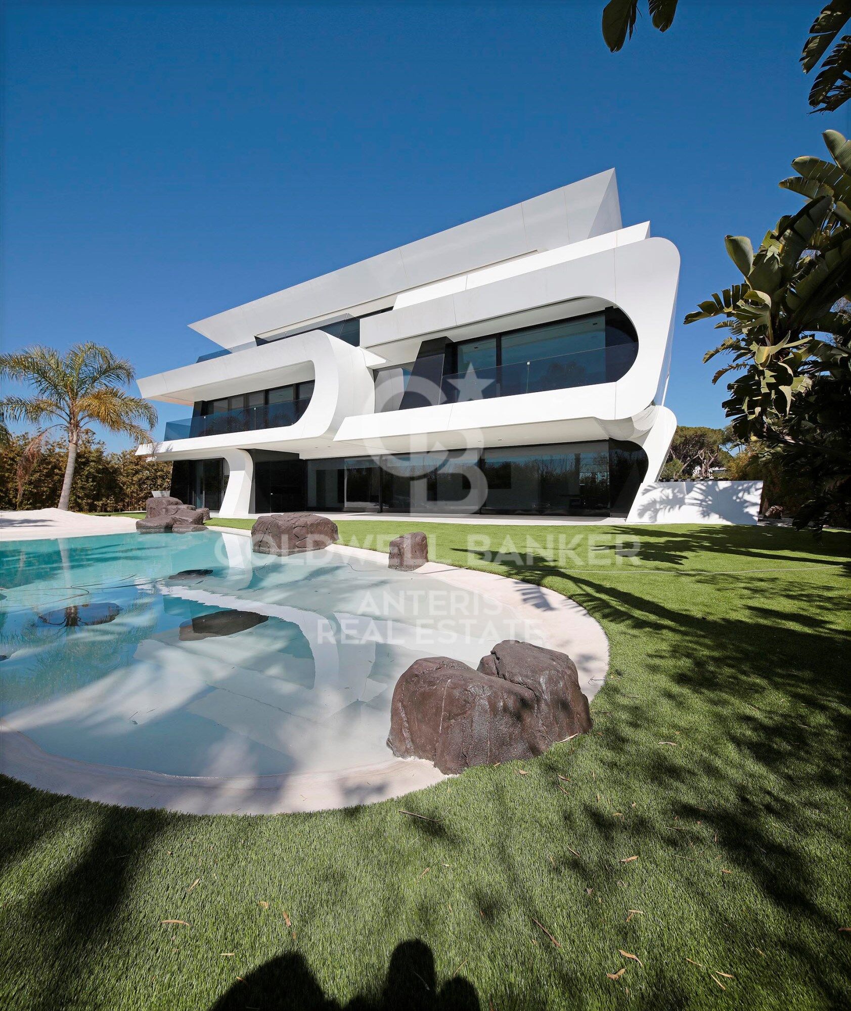 Luxurious Beachfront Oasis: A Spectacular Architectural Marvel in Gava Mar