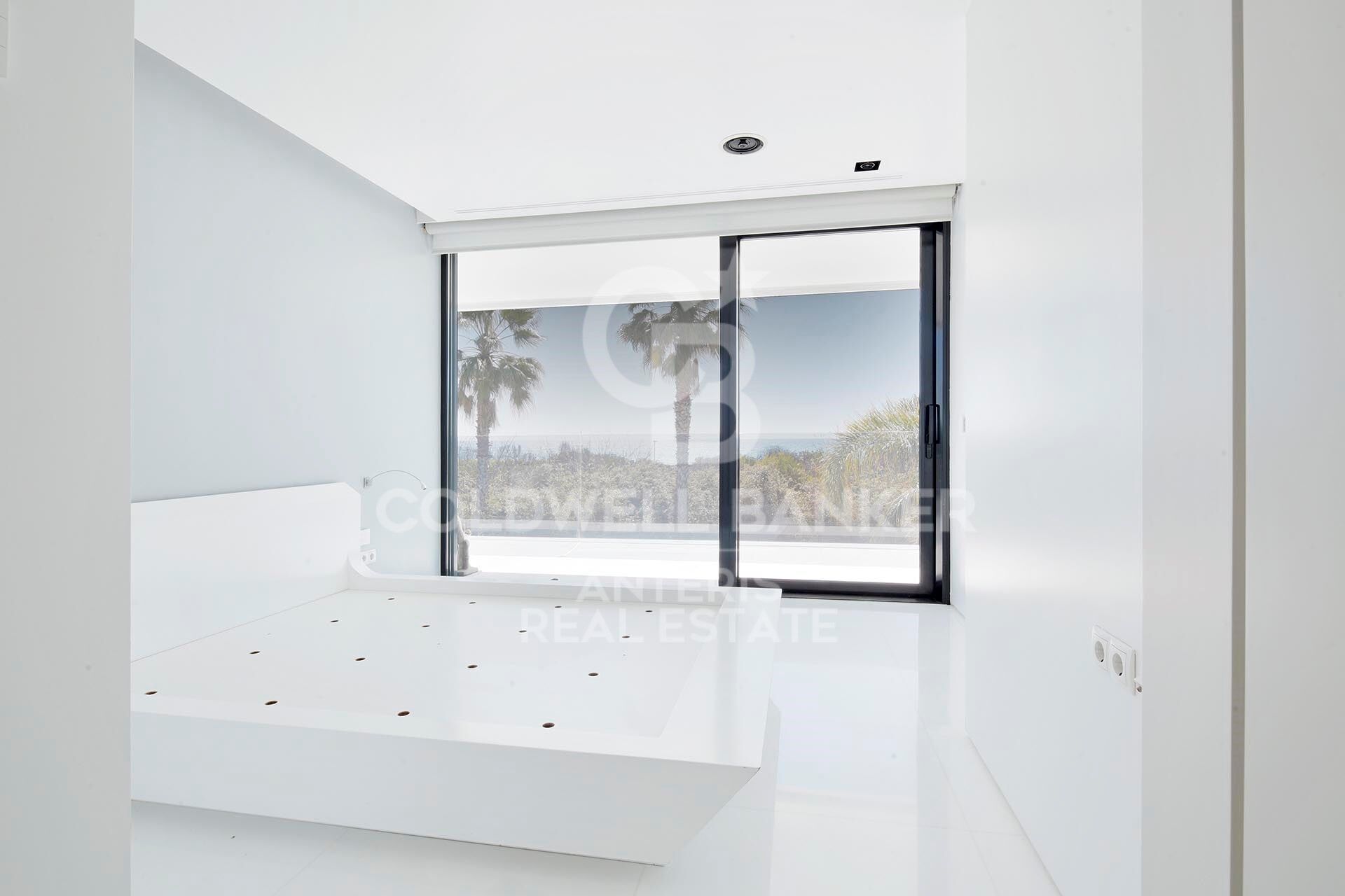 Luxurious Beachfront Oasis: A Spectacular Architectural Marvel in Gava Mar