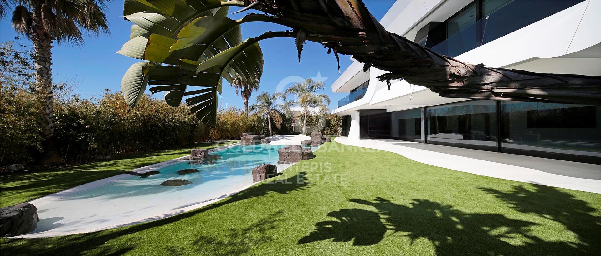 Oasis de lujo frente al mar: Una espectacular maravilla arquitectónica en Gavà Mar