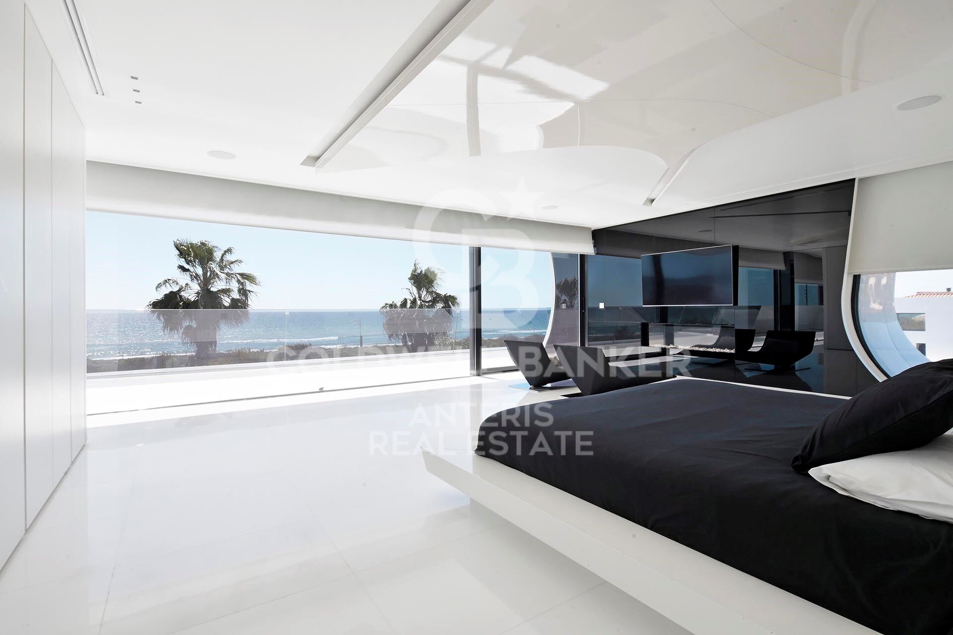 Luxurious Beachfront Oasis: A Spectacular Architectural Marvel in Gava Mar