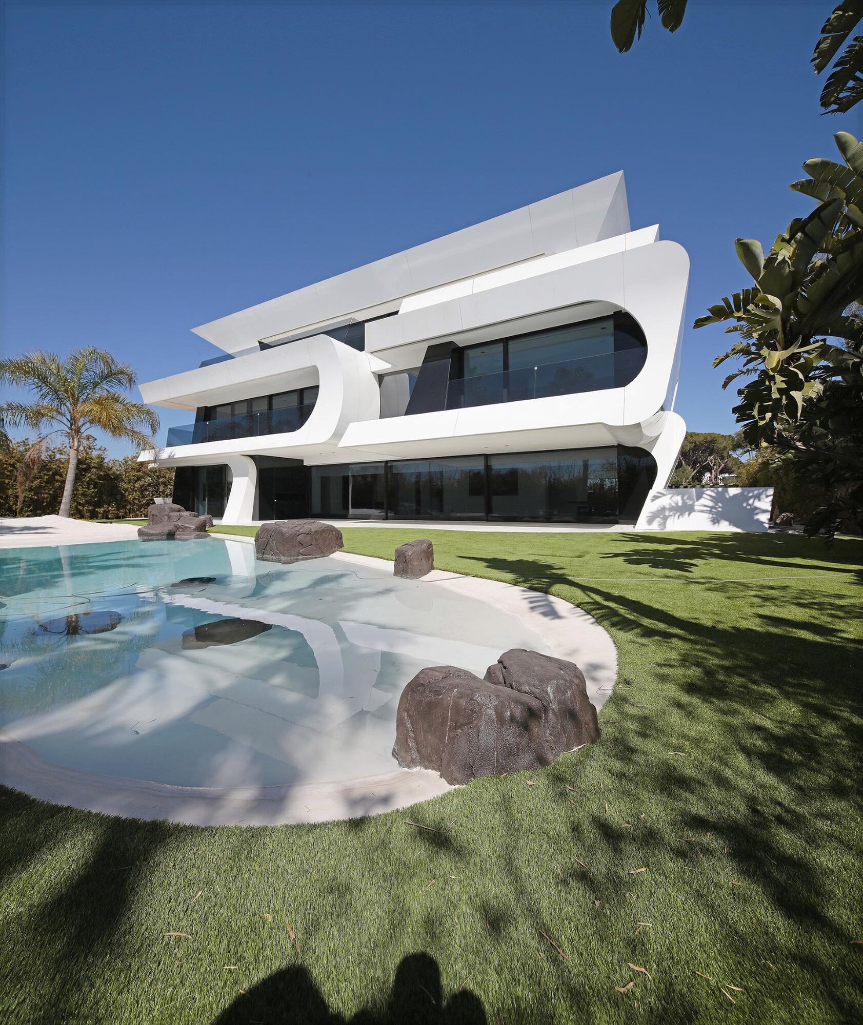 Luxurious Beachfront Oasis: A Spectacular Architectural Marvel in Gava Mar