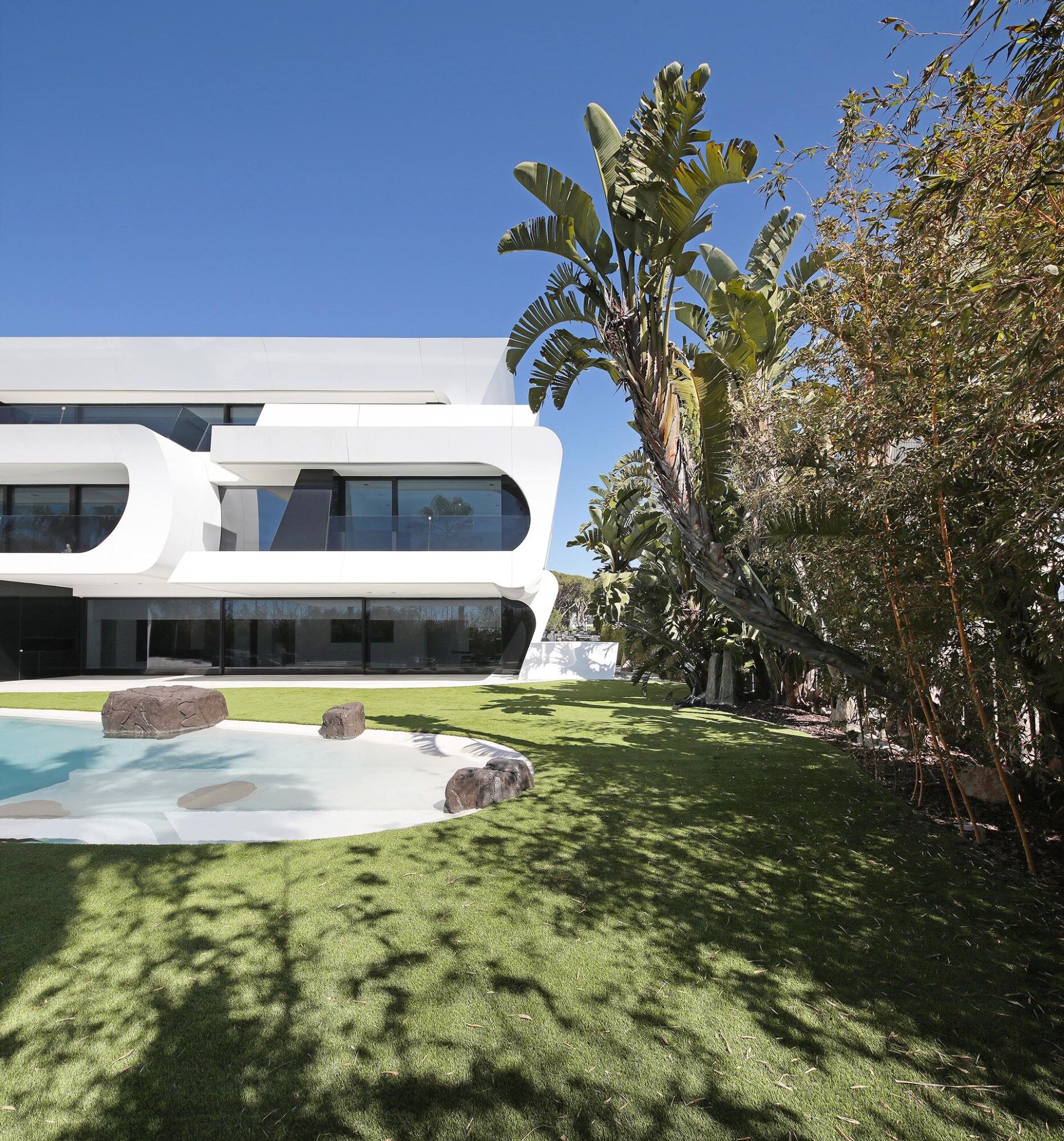 Luxurious Beachfront Oasis: A Spectacular Architectural Marvel in Gava Mar