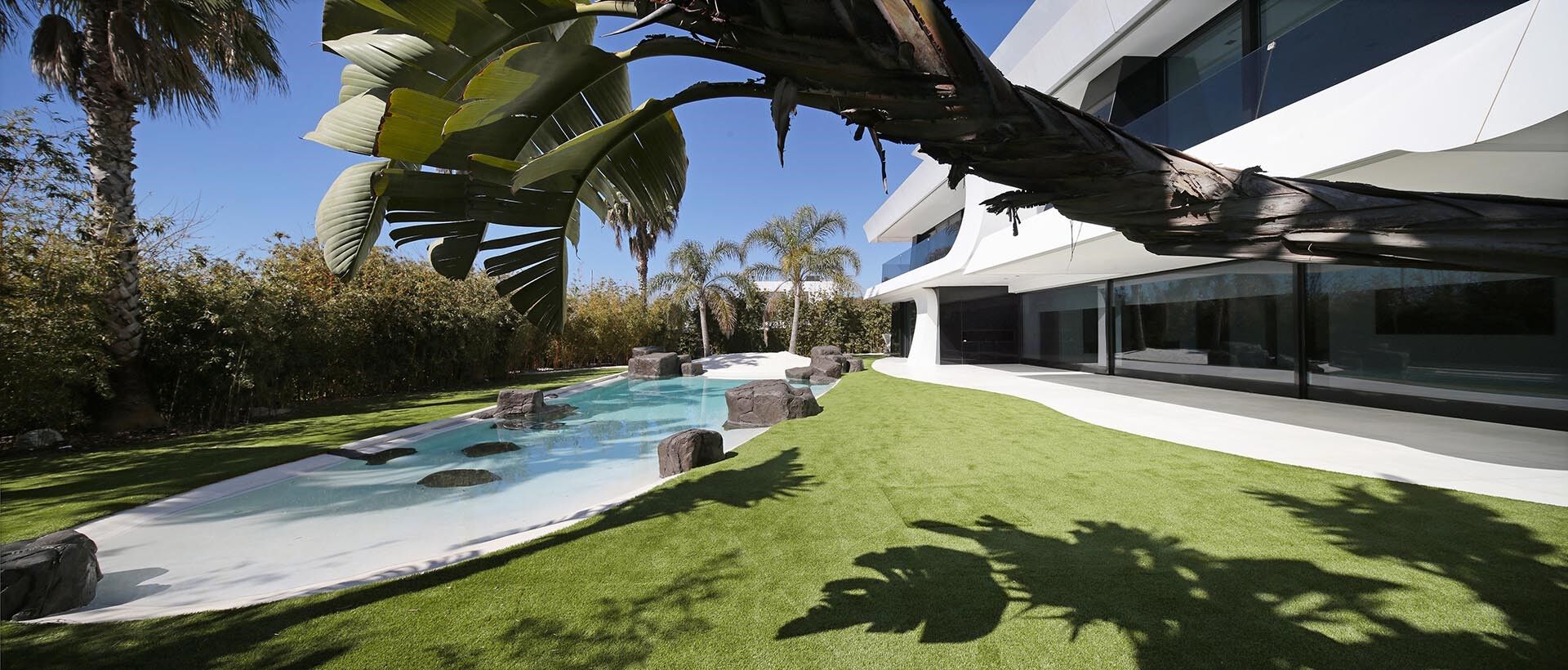 Luxurious Beachfront Oasis: A Spectacular Architectural Marvel in Gava Mar