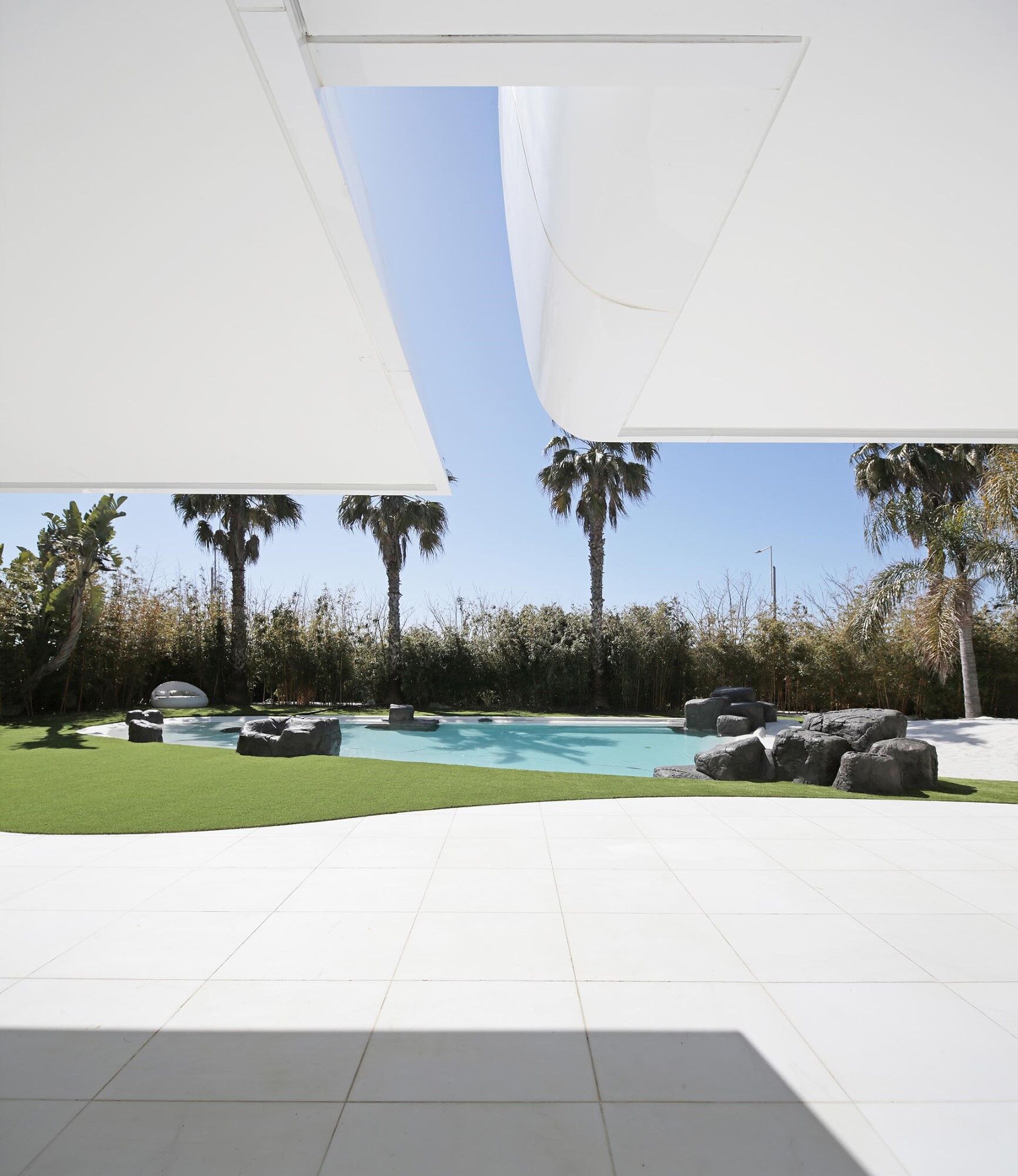 Luxurious Beachfront Oasis: A Spectacular Architectural Marvel in Gava Mar