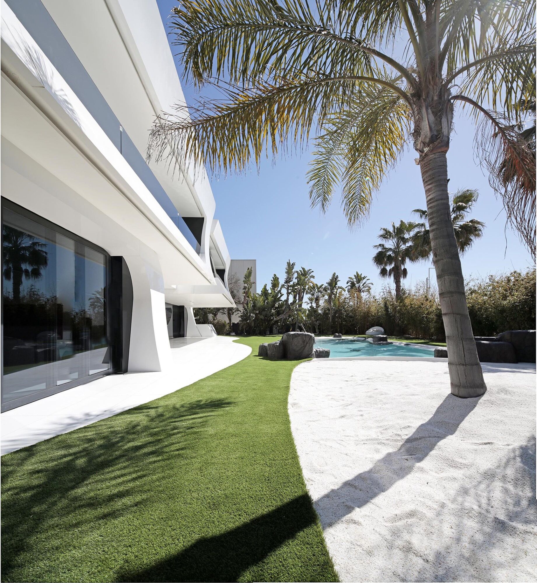 Luxurious Beachfront Oasis: A Spectacular Architectural Marvel in Gava Mar