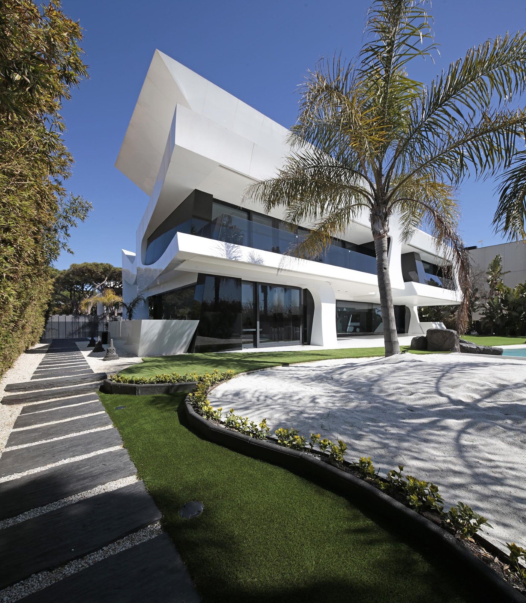 Luxurious Beachfront Oasis: A Spectacular Architectural Marvel in Gava Mar