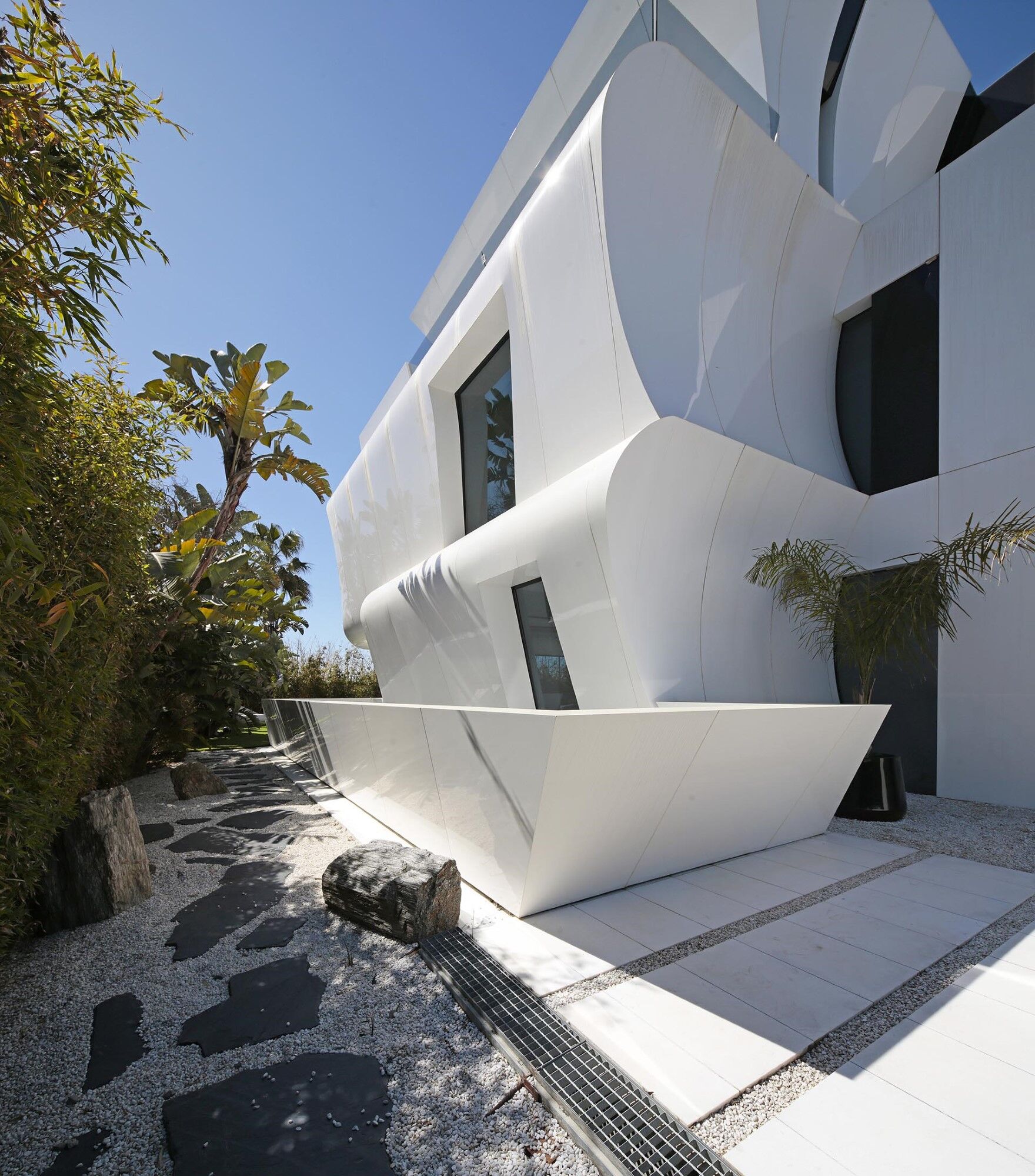 Luxurious Beachfront Oasis: A Spectacular Architectural Marvel in Gava Mar