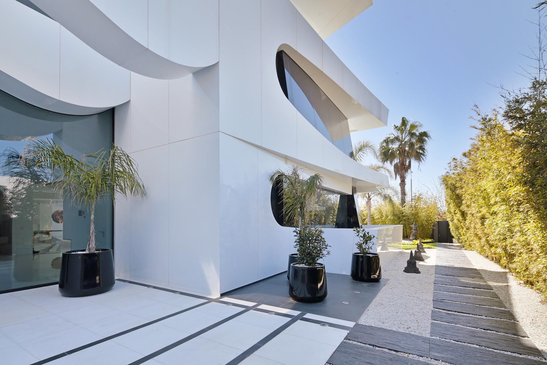 Luxurious Beachfront Oasis: A Spectacular Architectural Marvel in Gava Mar