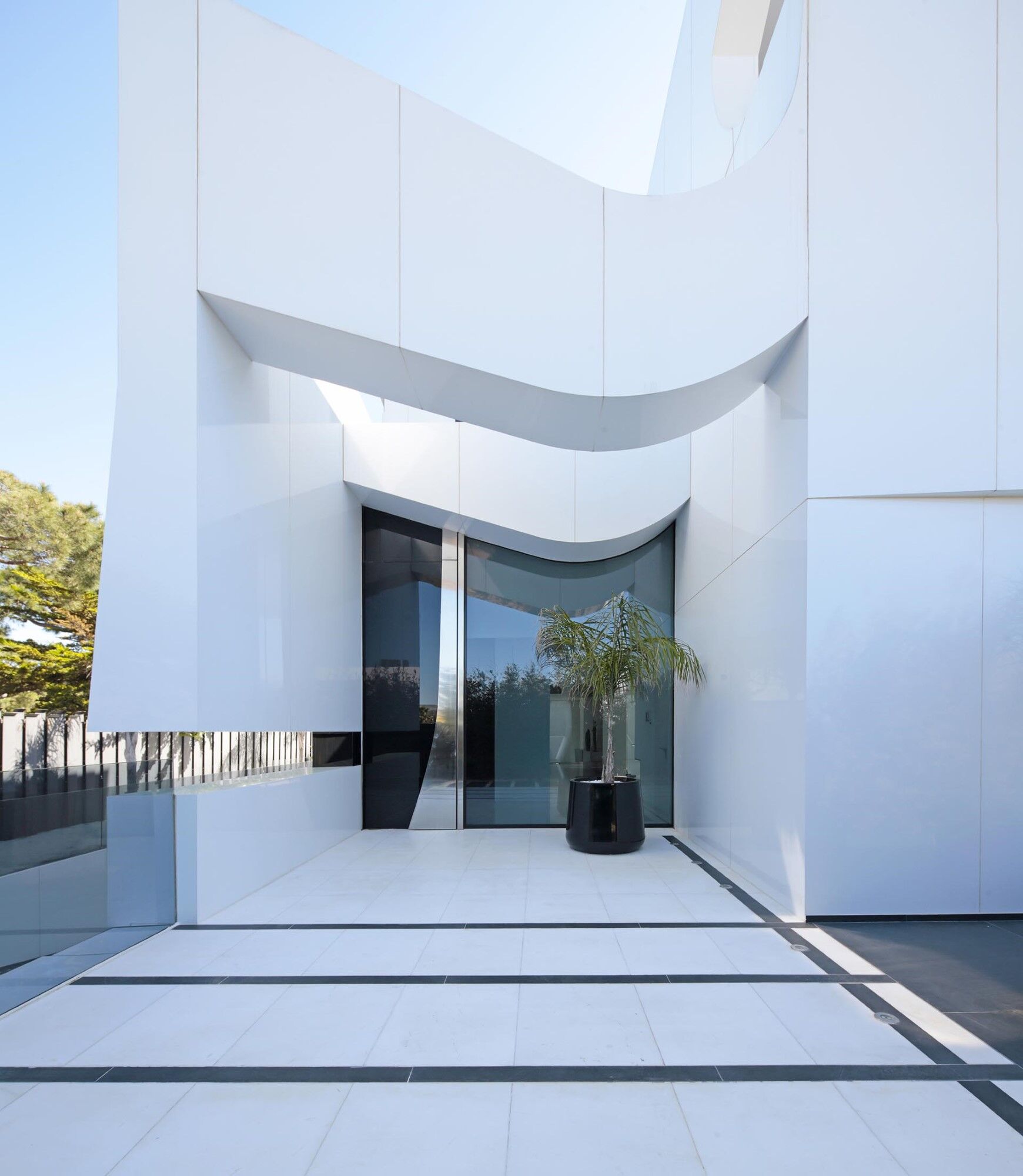 Luxurious Beachfront Oasis: A Spectacular Architectural Marvel in Gava Mar