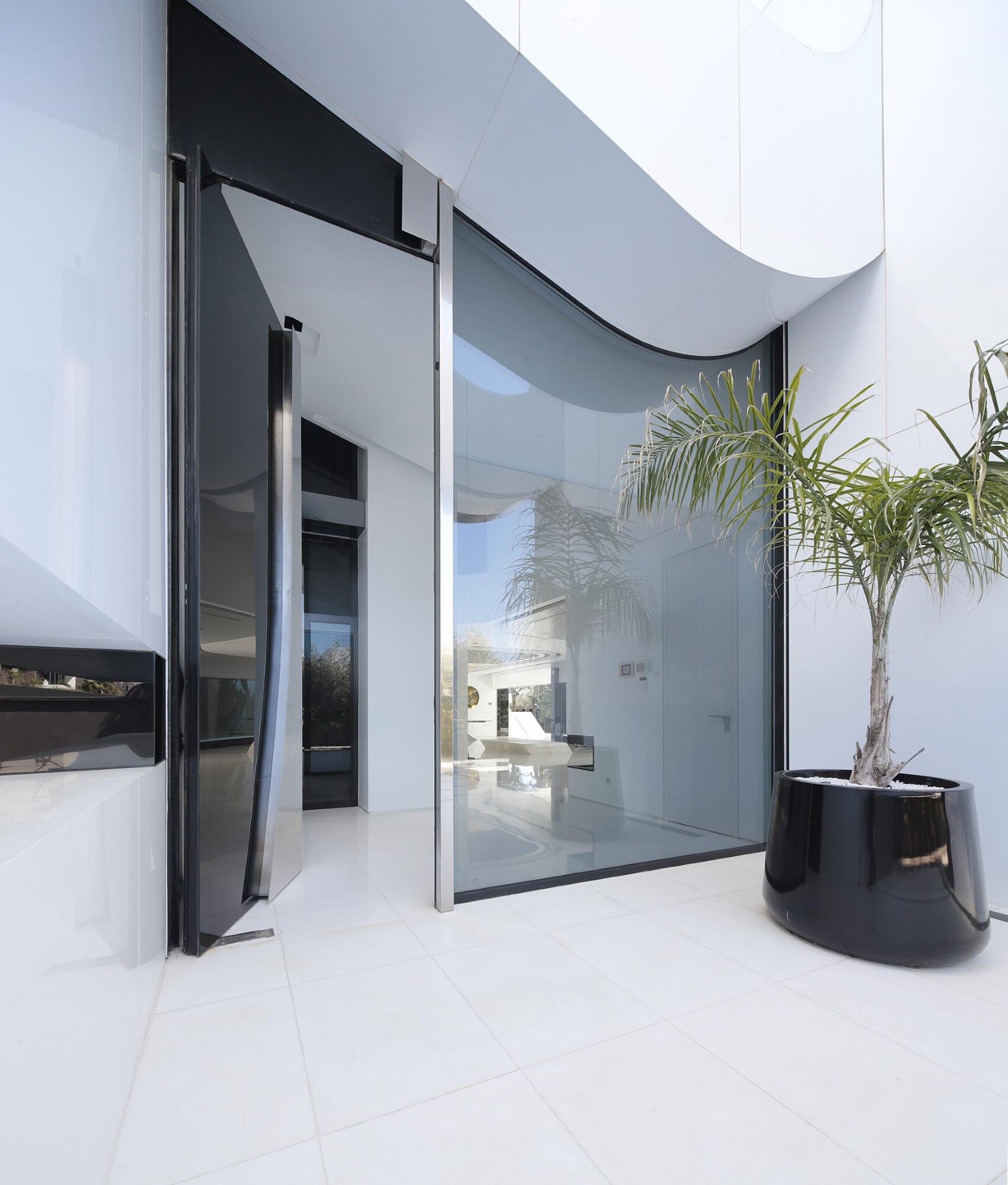 Luxurious Beachfront Oasis: A Spectacular Architectural Marvel in Gava Mar