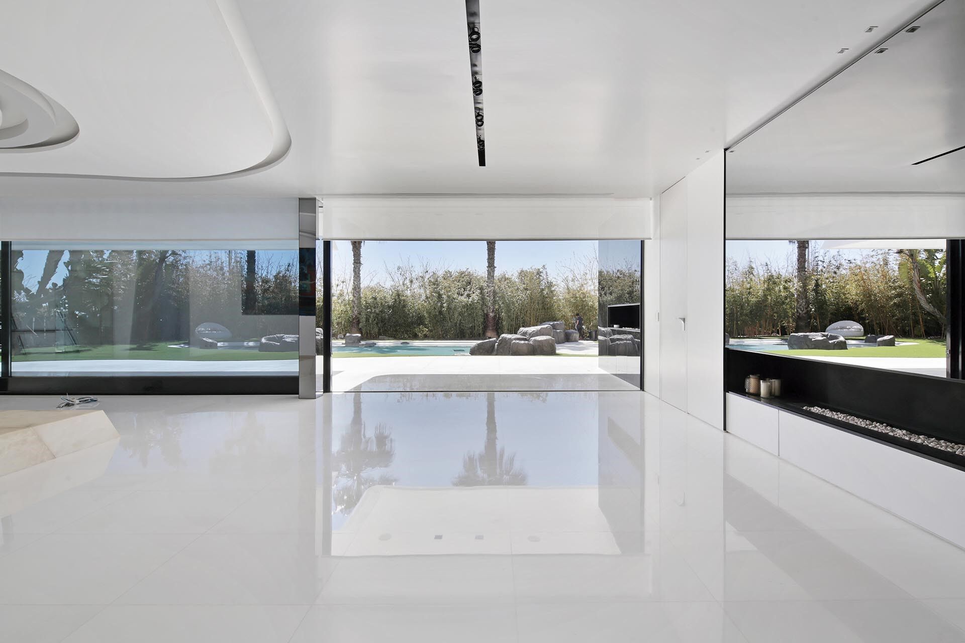 Luxurious Beachfront Oasis: A Spectacular Architectural Marvel in Gava Mar