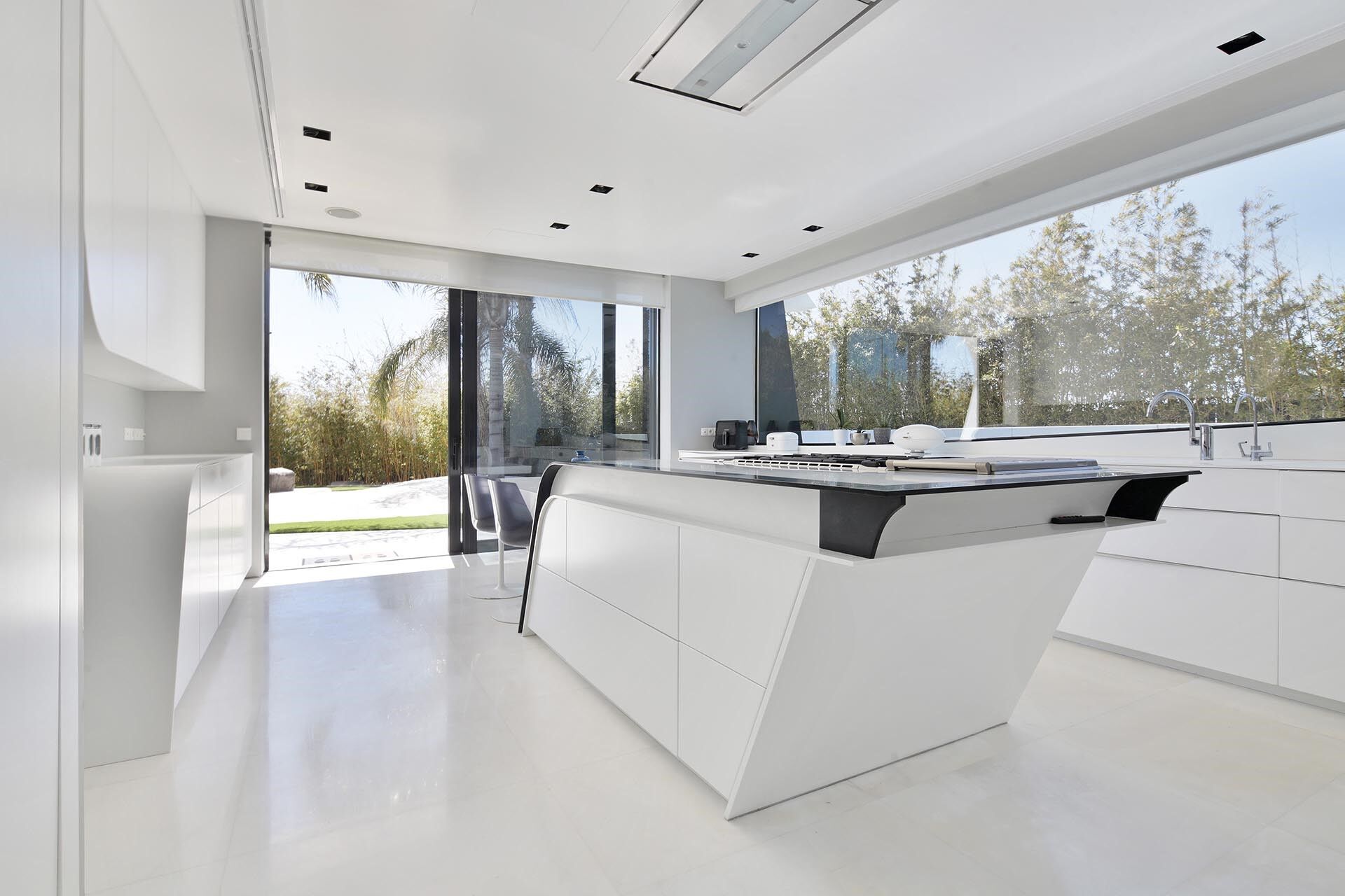 Luxurious Beachfront Oasis: A Spectacular Architectural Marvel in Gava Mar