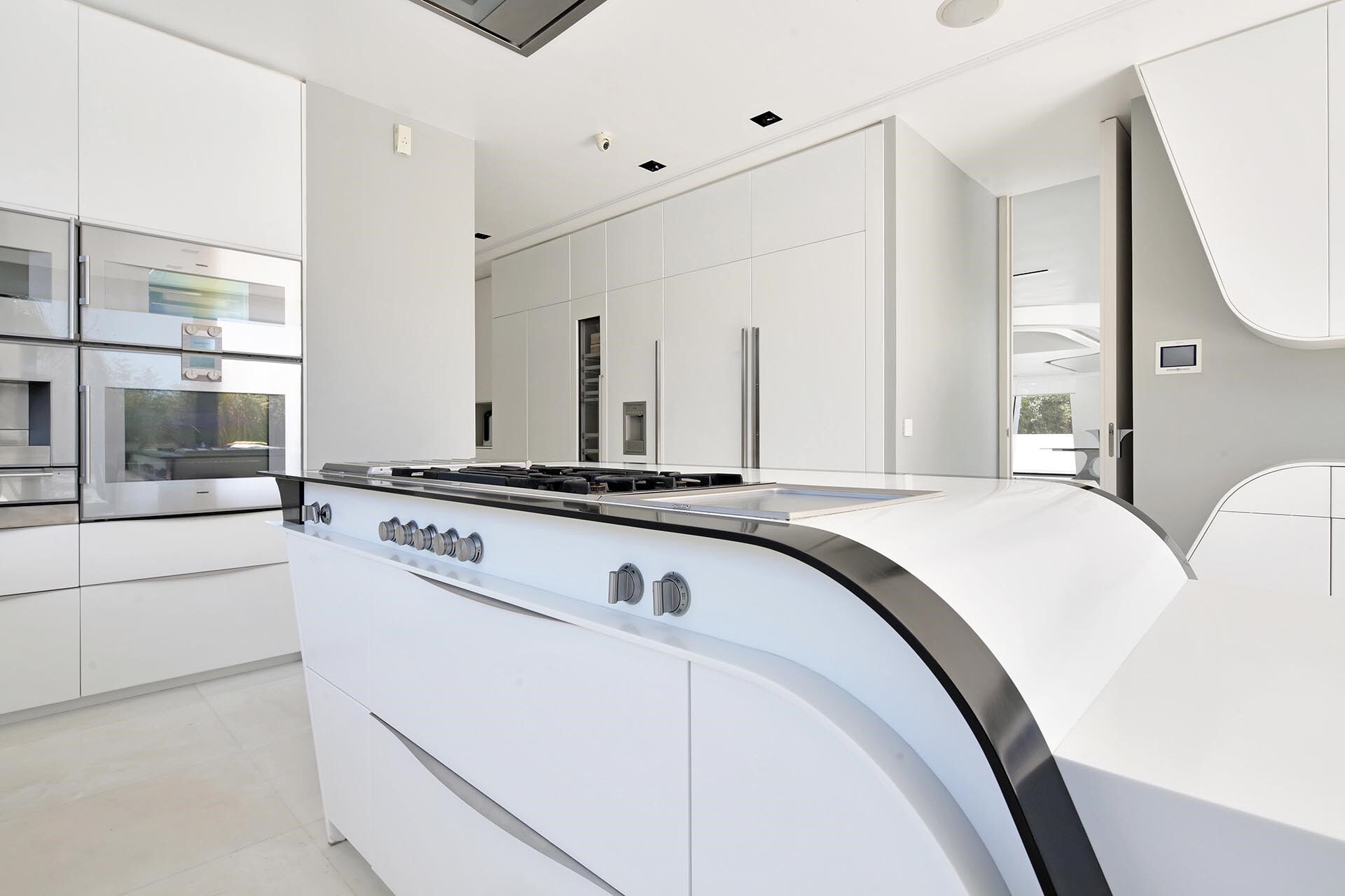 Luxurious Beachfront Oasis: A Spectacular Architectural Marvel in Gava Mar