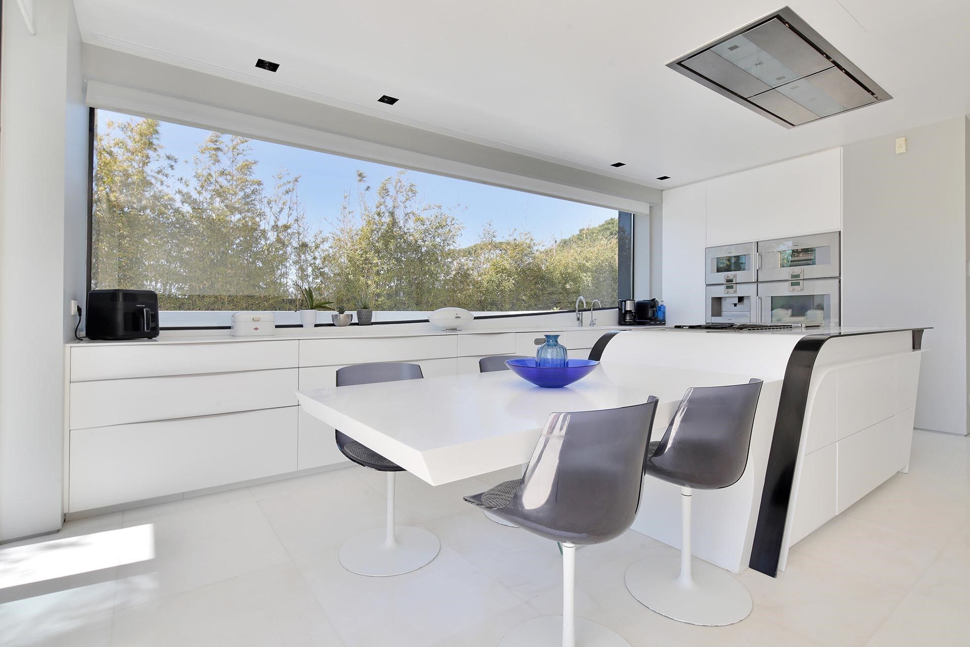Luxurious Beachfront Oasis: A Spectacular Architectural Marvel in Gava Mar