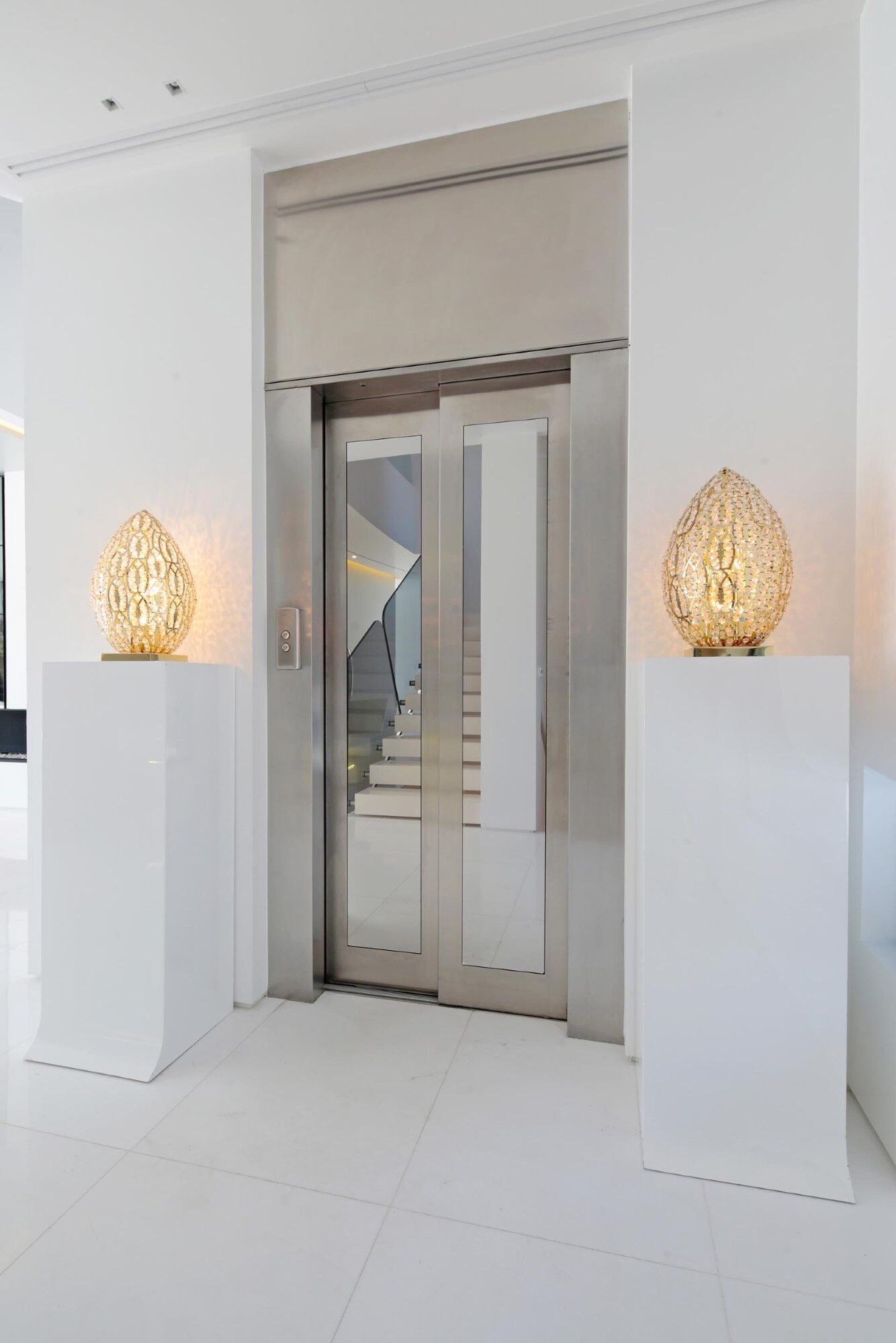 Luxurious Beachfront Oasis: A Spectacular Architectural Marvel in Gava Mar