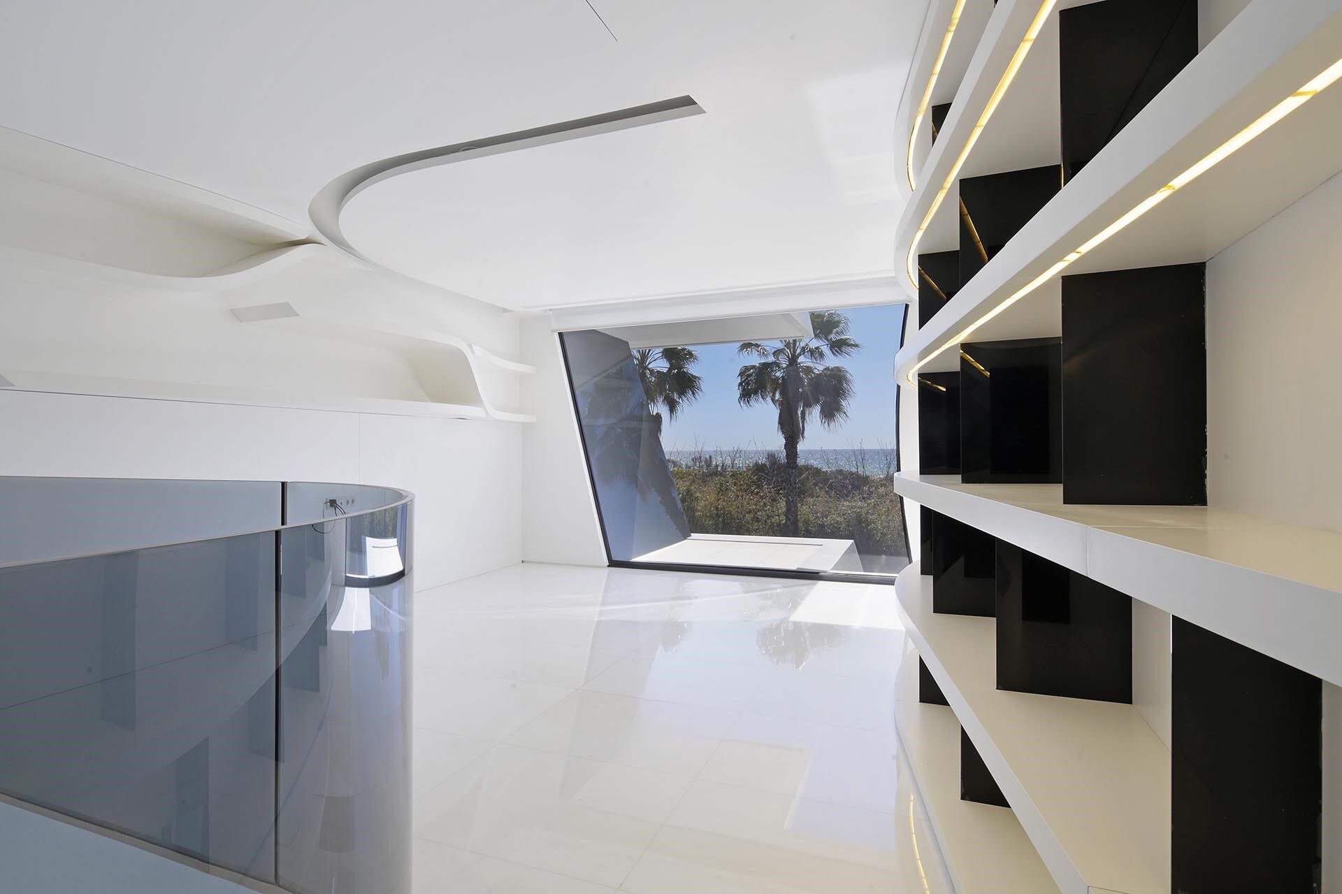 Luxurious Beachfront Oasis: A Spectacular Architectural Marvel in Gava Mar