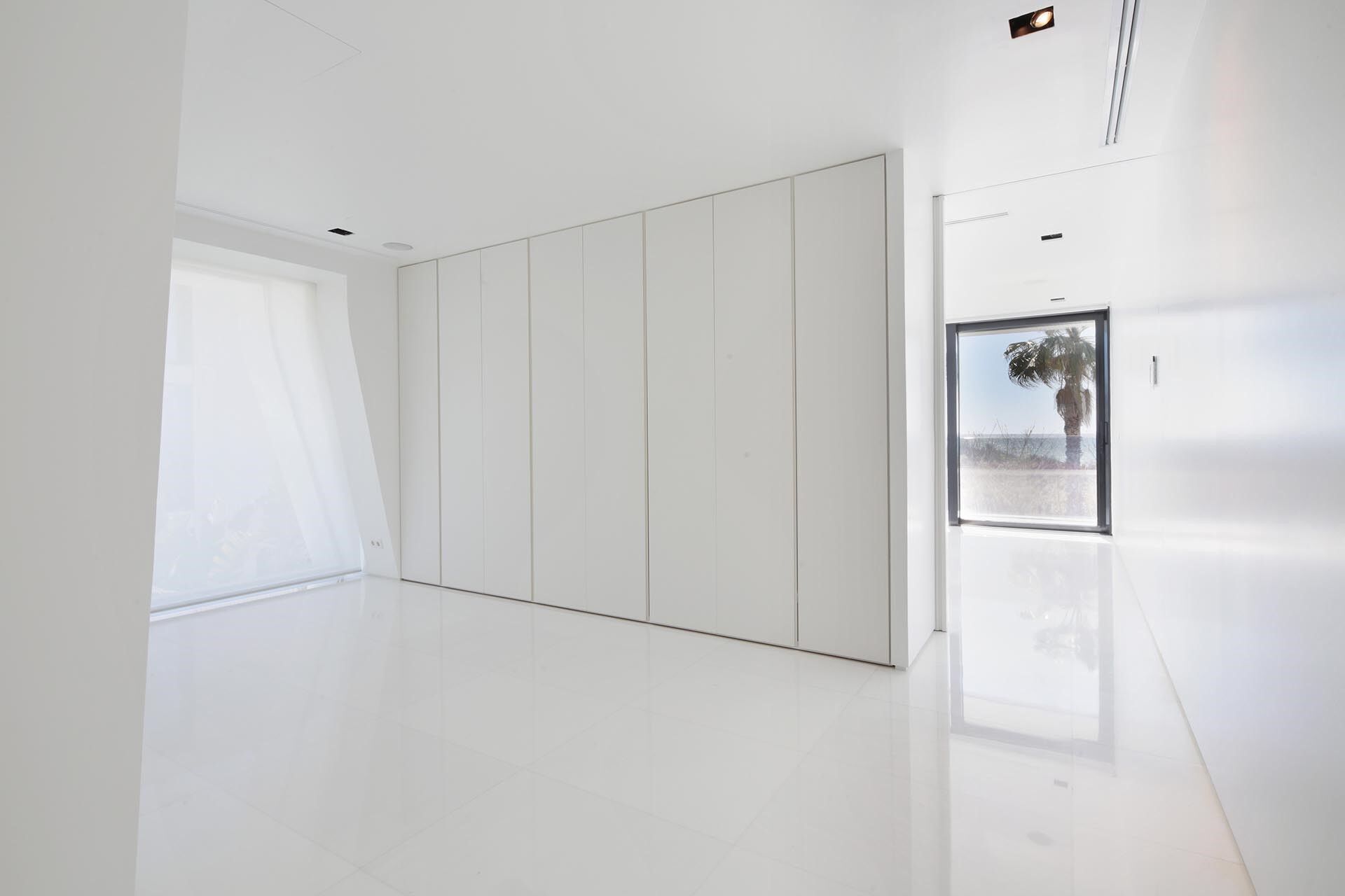 Luxurious Beachfront Oasis: A Spectacular Architectural Marvel in Gava Mar