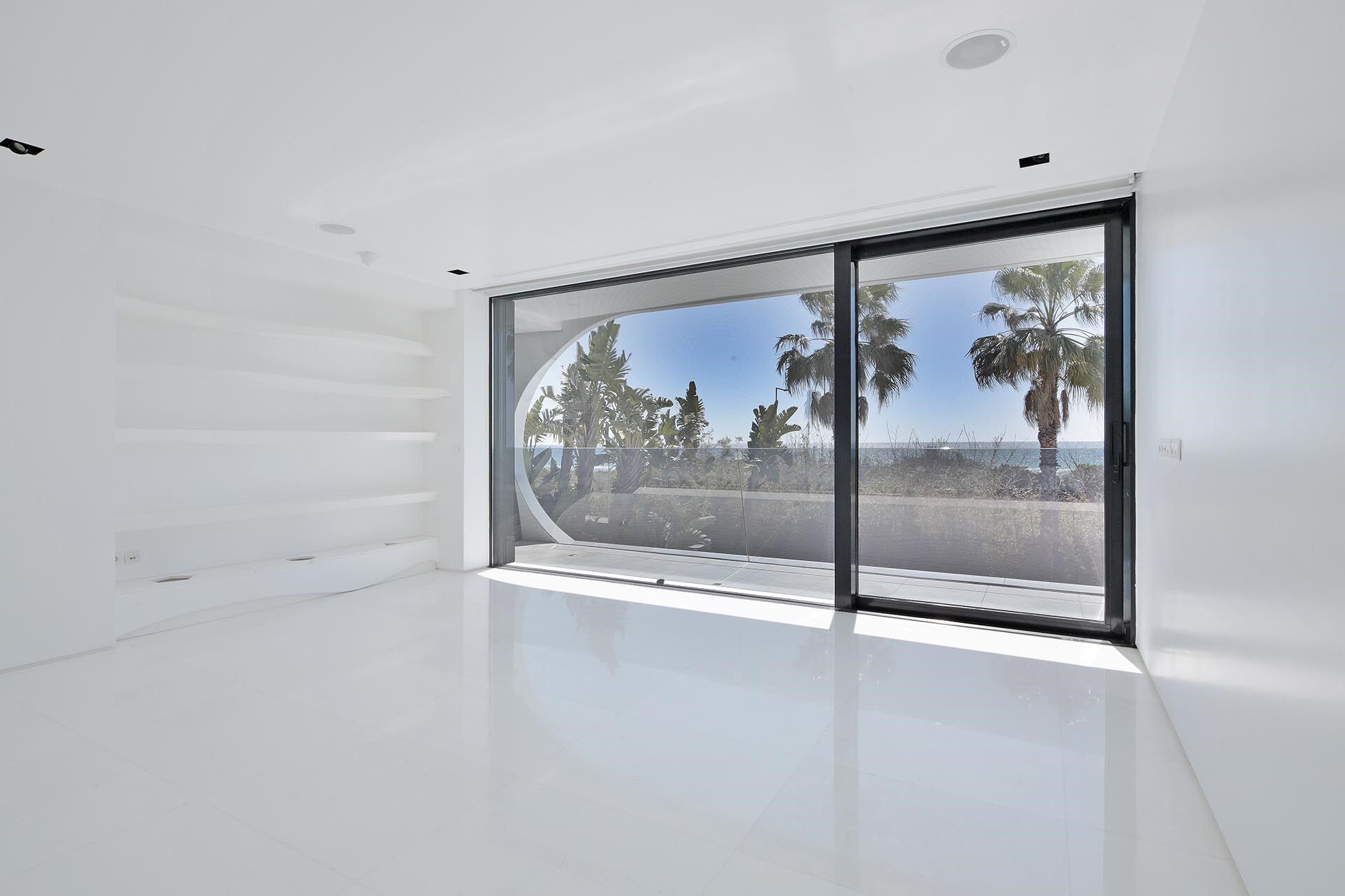 Luxurious Beachfront Oasis: A Spectacular Architectural Marvel in Gava Mar