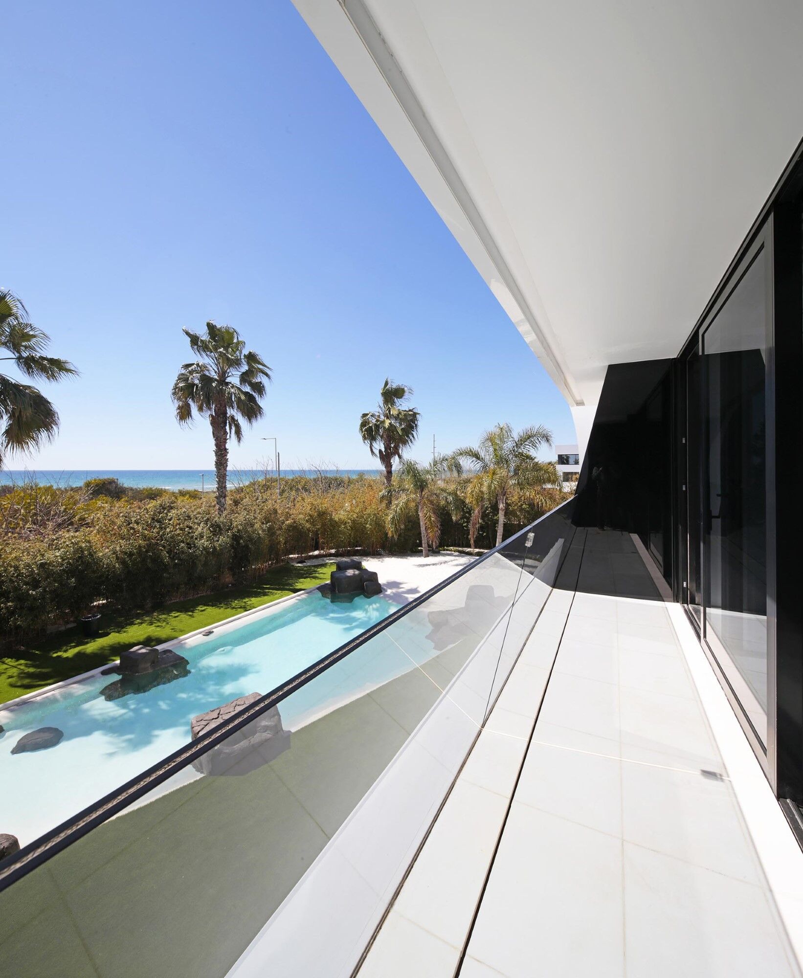 Luxurious Beachfront Oasis: A Spectacular Architectural Marvel in Gava Mar