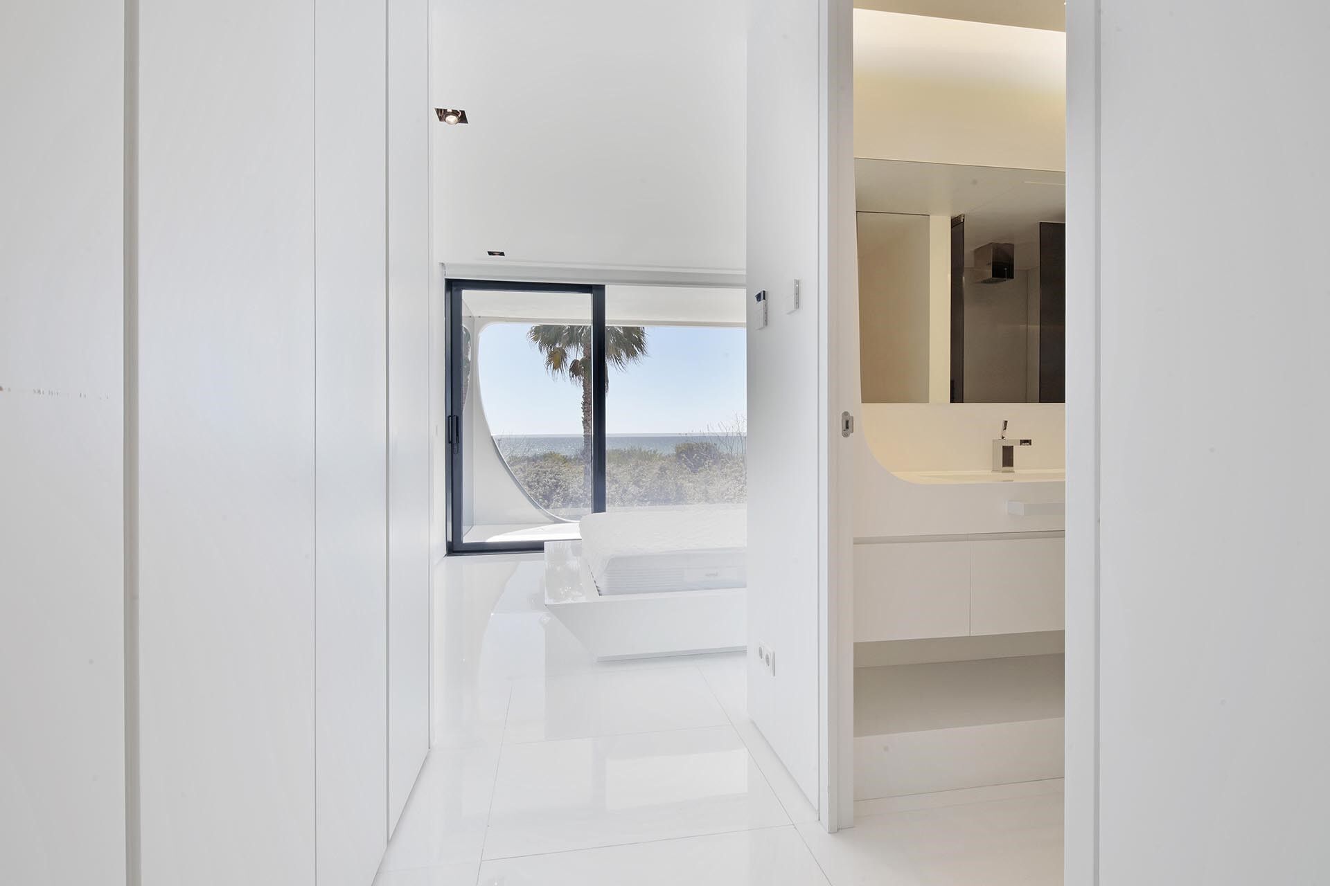 Luxurious Beachfront Oasis: A Spectacular Architectural Marvel in Gava Mar