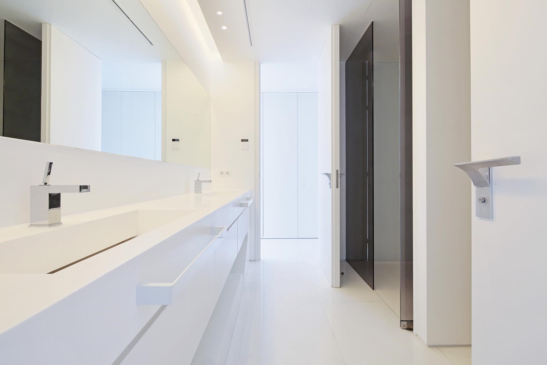 Luxurious Beachfront Oasis: A Spectacular Architectural Marvel in Gava Mar
