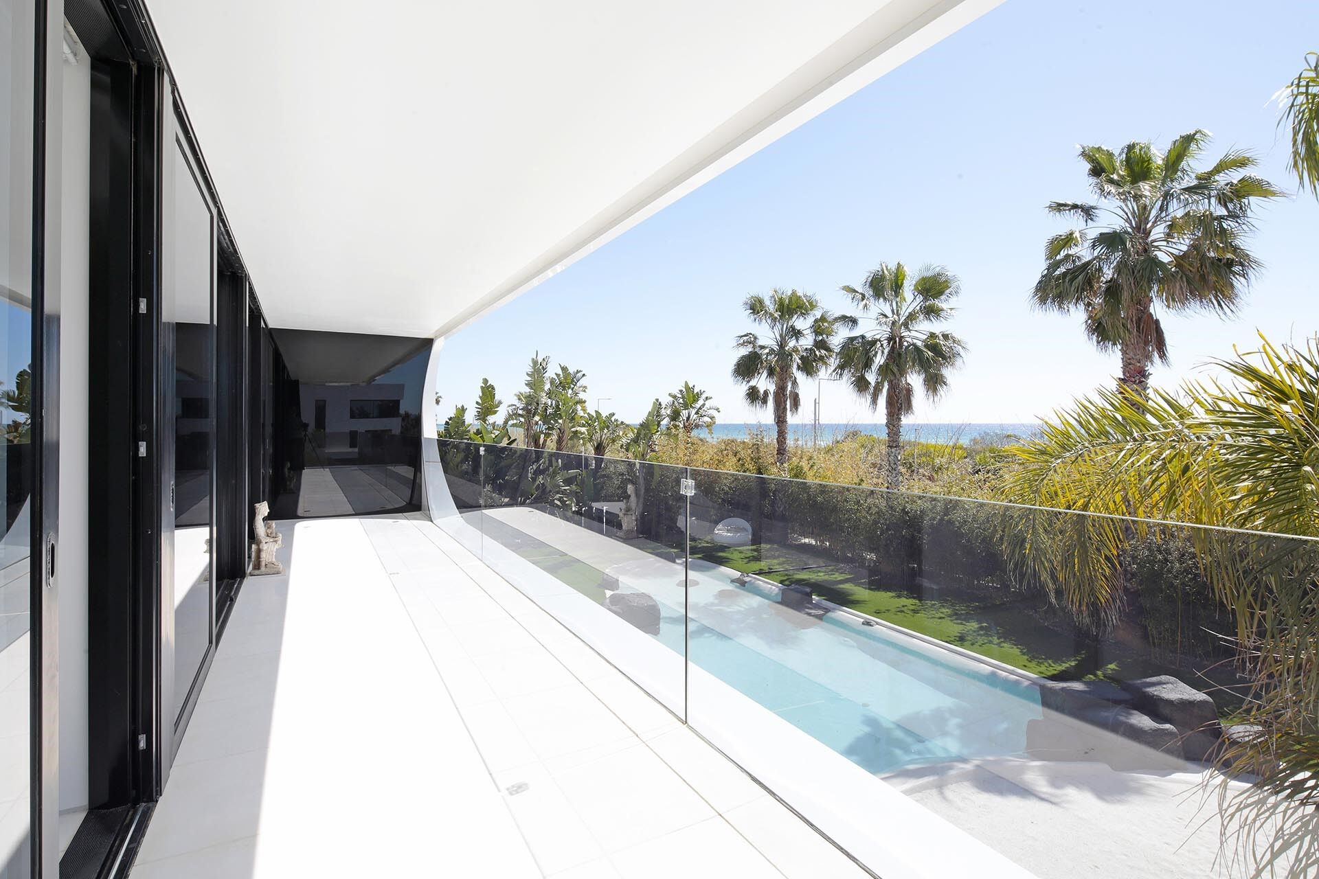 Luxurious Beachfront Oasis: A Spectacular Architectural Marvel in Gava Mar