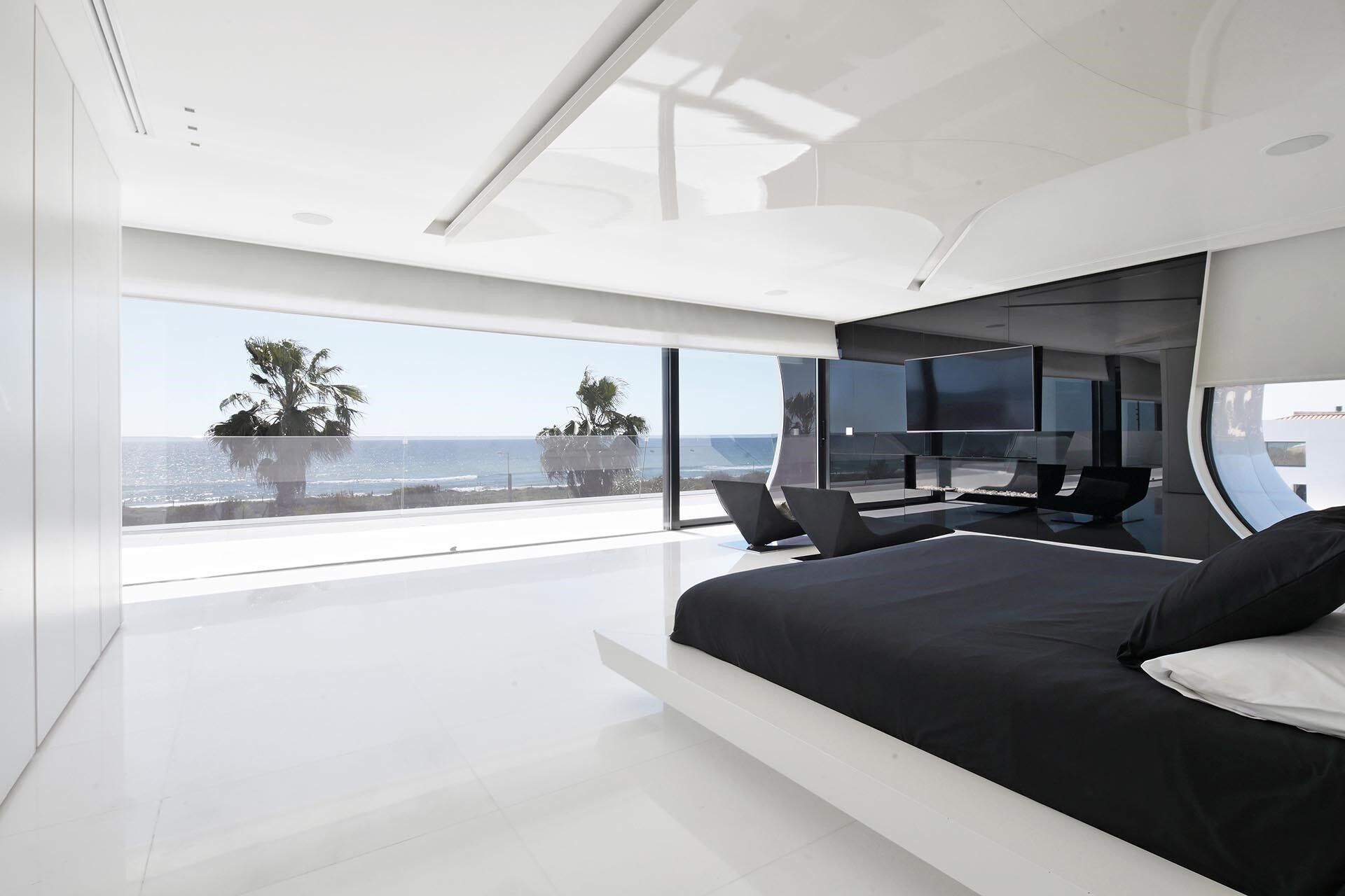 Luxurious Beachfront Oasis: A Spectacular Architectural Marvel in Gava Mar