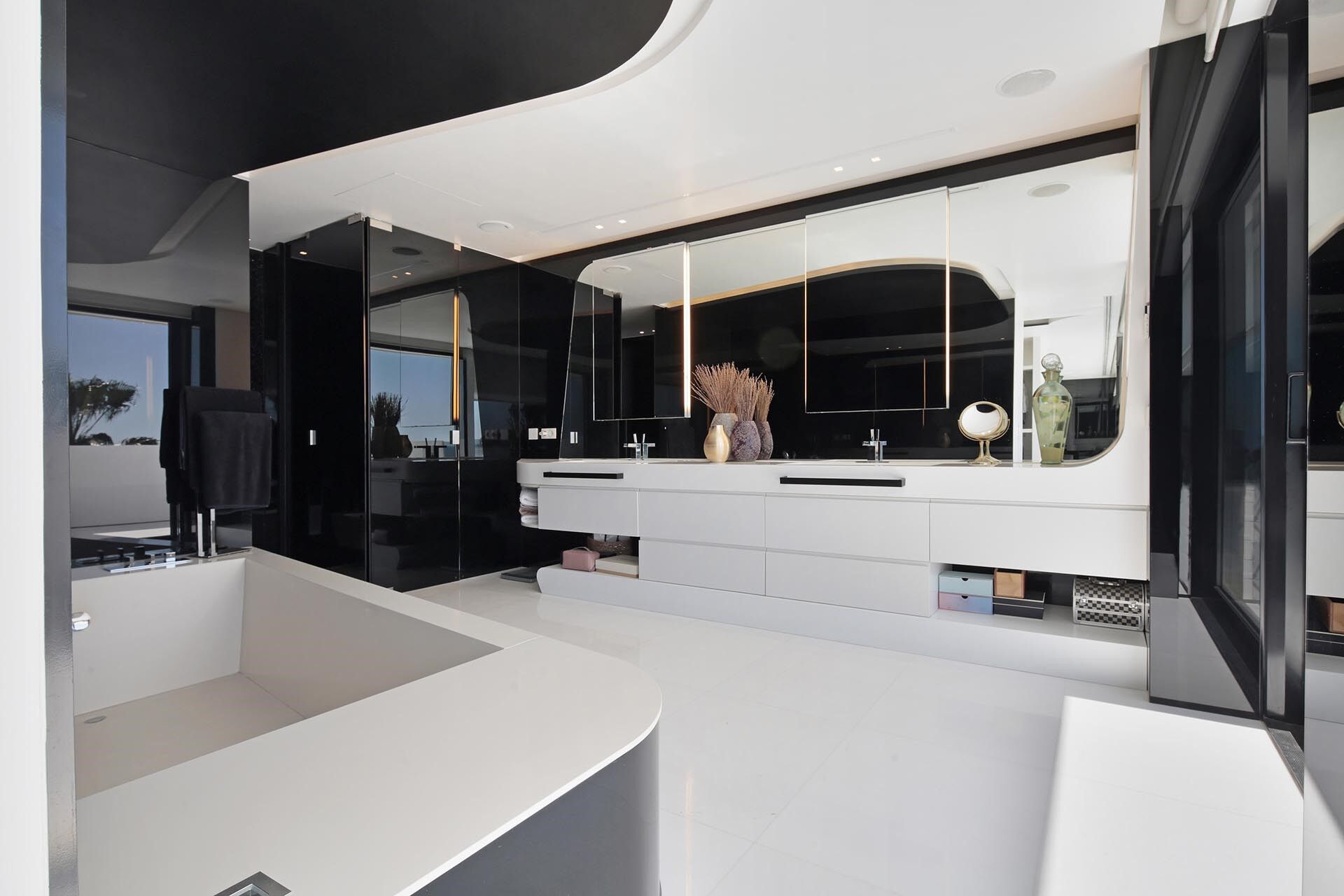 Luxurious Beachfront Oasis: A Spectacular Architectural Marvel in Gava Mar