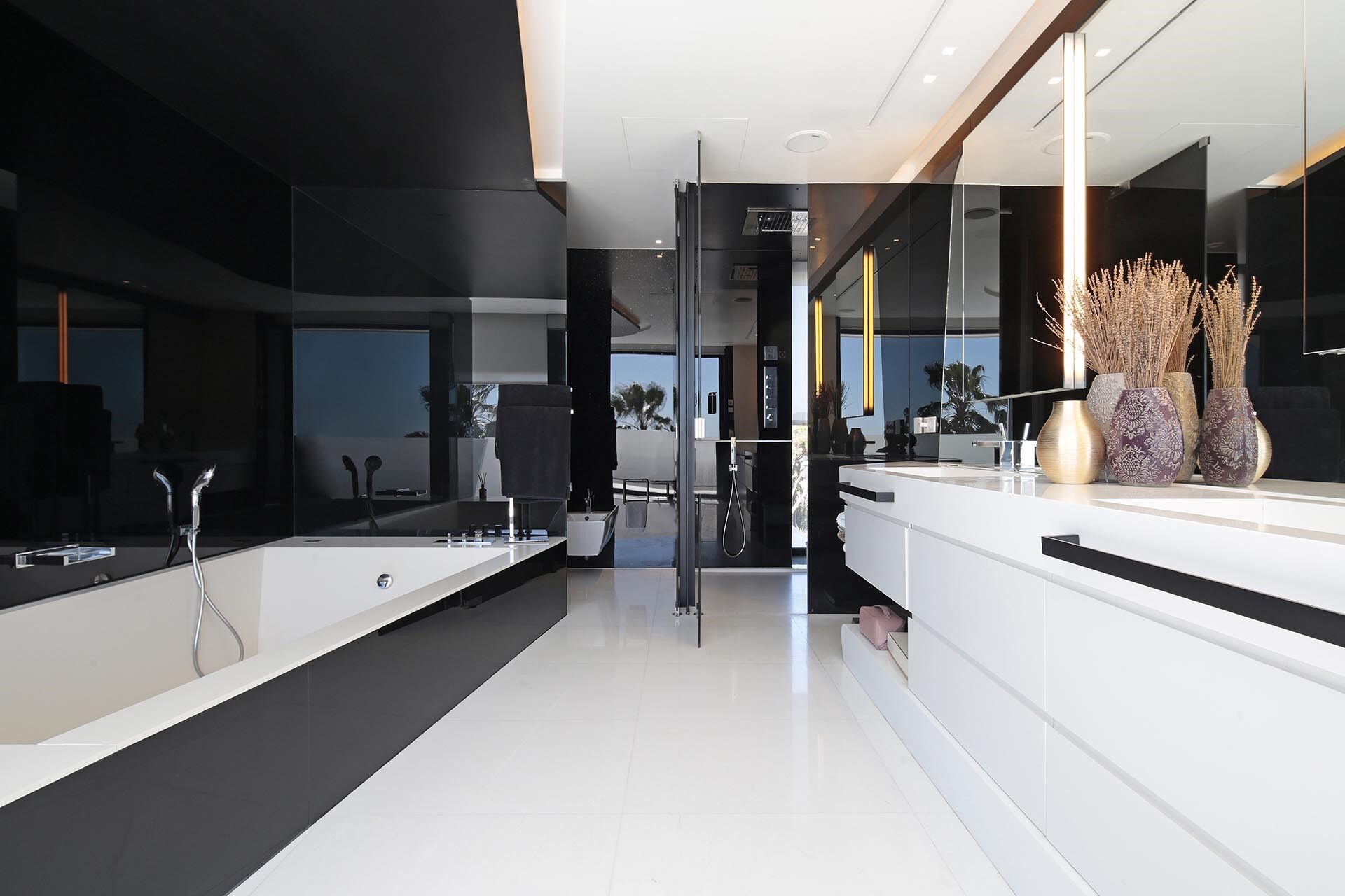 Luxurious Beachfront Oasis: A Spectacular Architectural Marvel in Gava Mar