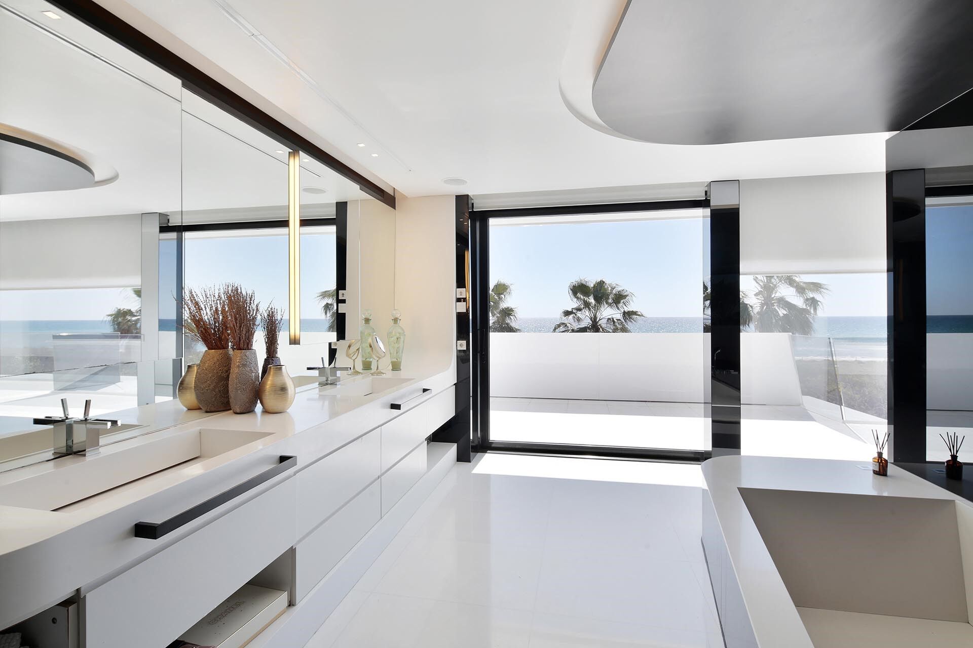 Luxurious Beachfront Oasis: A Spectacular Architectural Marvel in Gava Mar