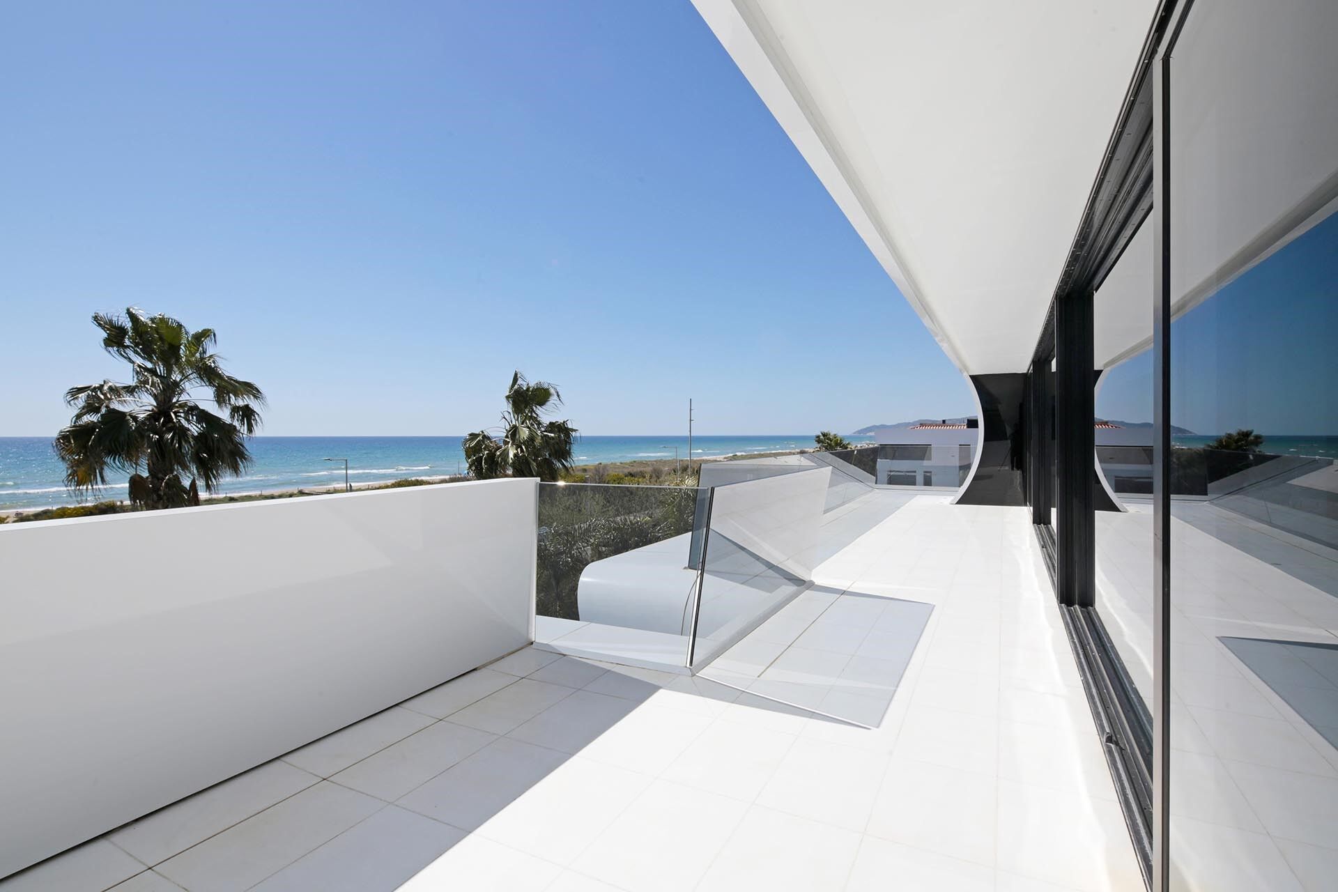 Luxurious Beachfront Oasis: A Spectacular Architectural Marvel in Gava Mar