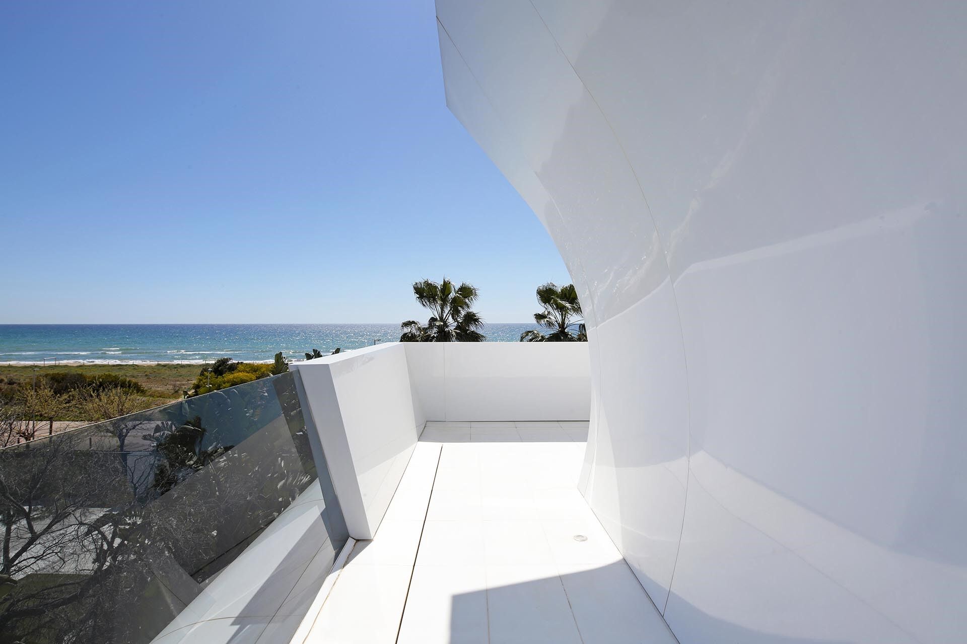 Luxurious Beachfront Oasis: A Spectacular Architectural Marvel in Gava Mar