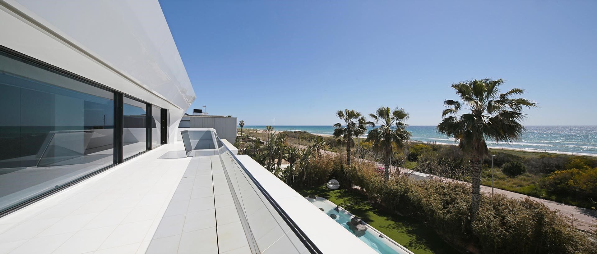 Luxurious Beachfront Oasis: A Spectacular Architectural Marvel in Gava Mar