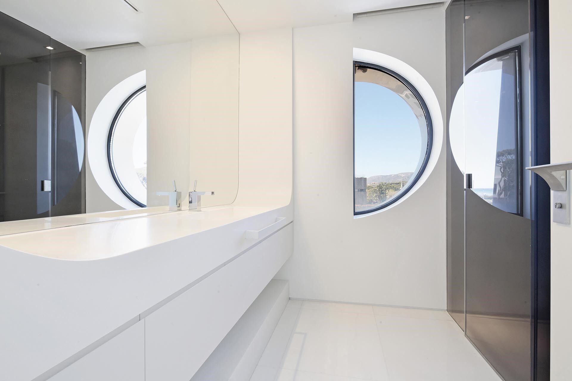 Luxurious Beachfront Oasis: A Spectacular Architectural Marvel in Gava Mar
