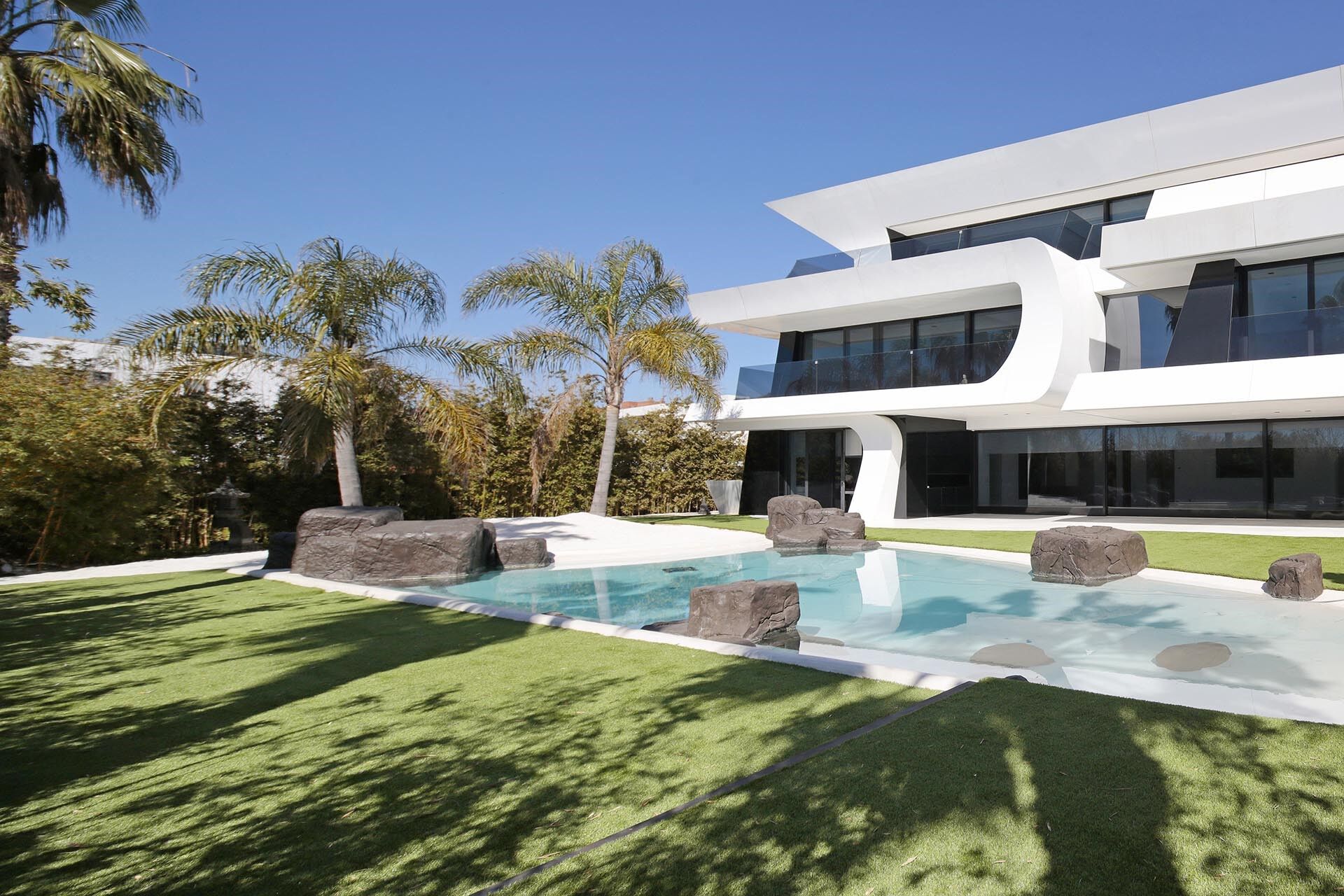 Luxurious Beachfront Oasis: A Spectacular Architectural Marvel in Gava Mar