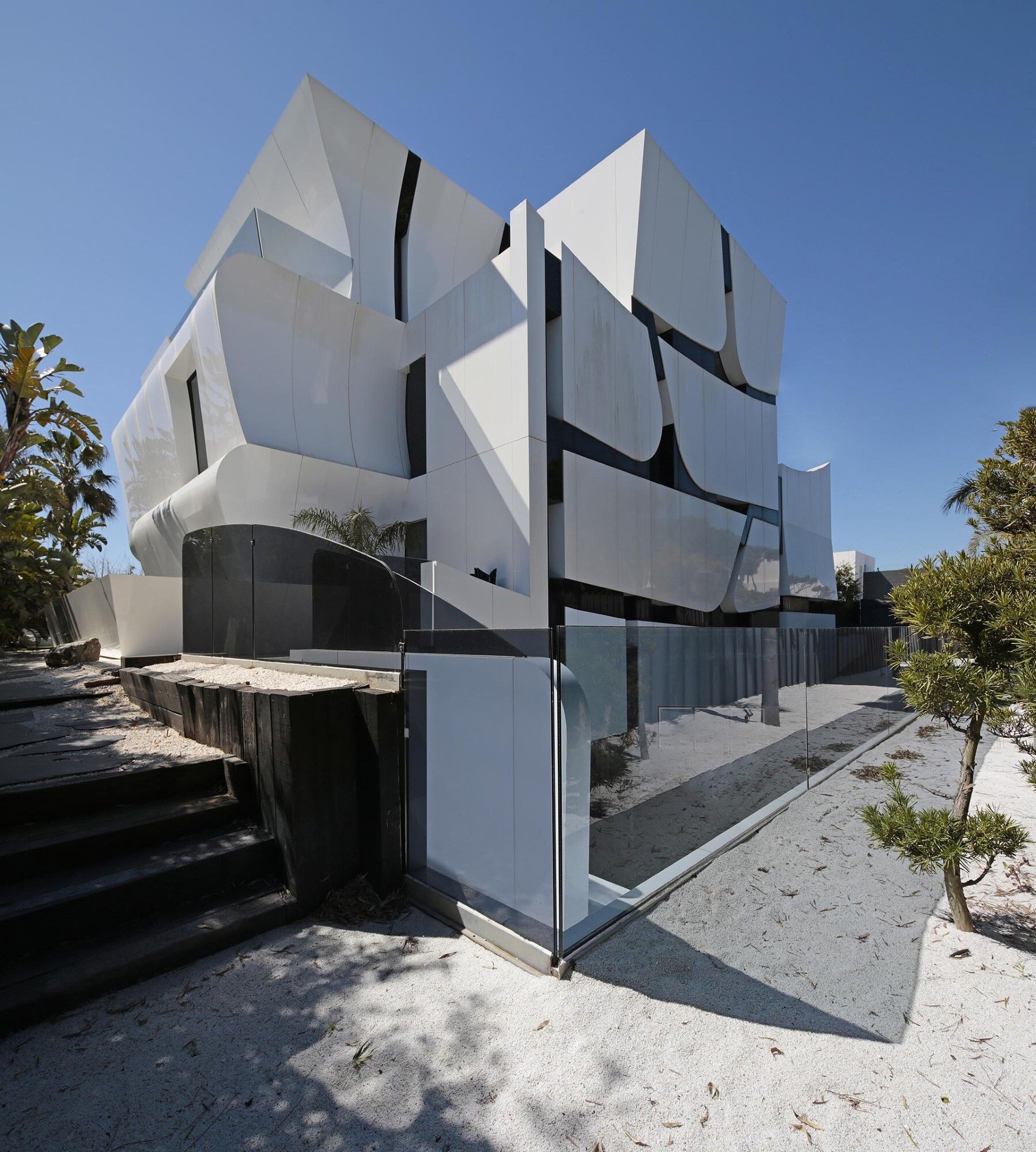 Luxurious Beachfront Oasis: A Spectacular Architectural Marvel in Gava Mar