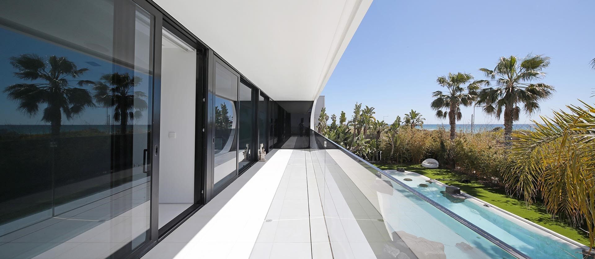 Luxurious Beachfront Oasis: A Spectacular Architectural Marvel in Gava Mar
