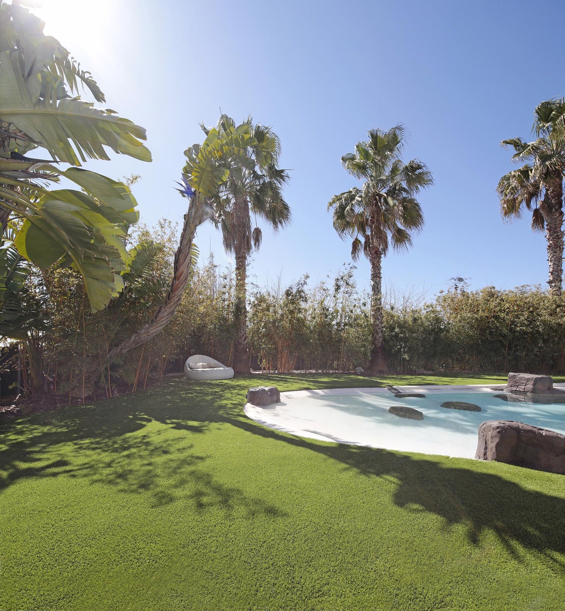 Luxurious Beachfront Oasis: A Spectacular Architectural Marvel in Gava Mar
