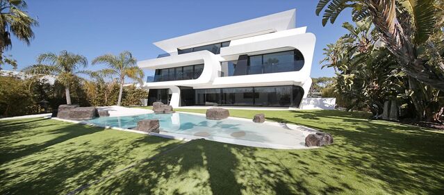 Luxurious Beachfront Oasis: A Spectacular Architectural Marvel in Gava Mar