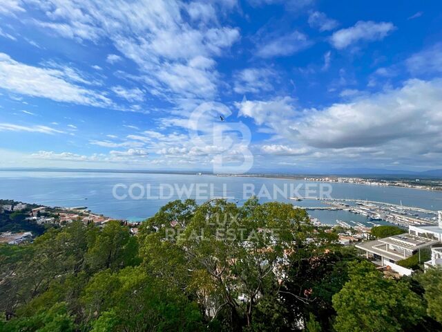 House with sea views and terraces for sale in Roses, Costa Brava