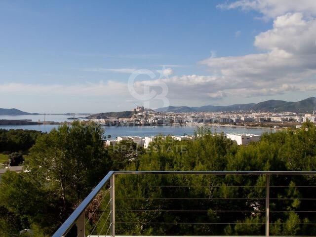 Fantástica villa situada en Cap Martinet, una de las mejores zonas de Ibiza. LICENCIA TURÍSTICA.