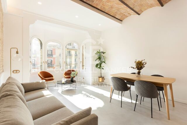 Sunny flat for sale in Eixample Derecho