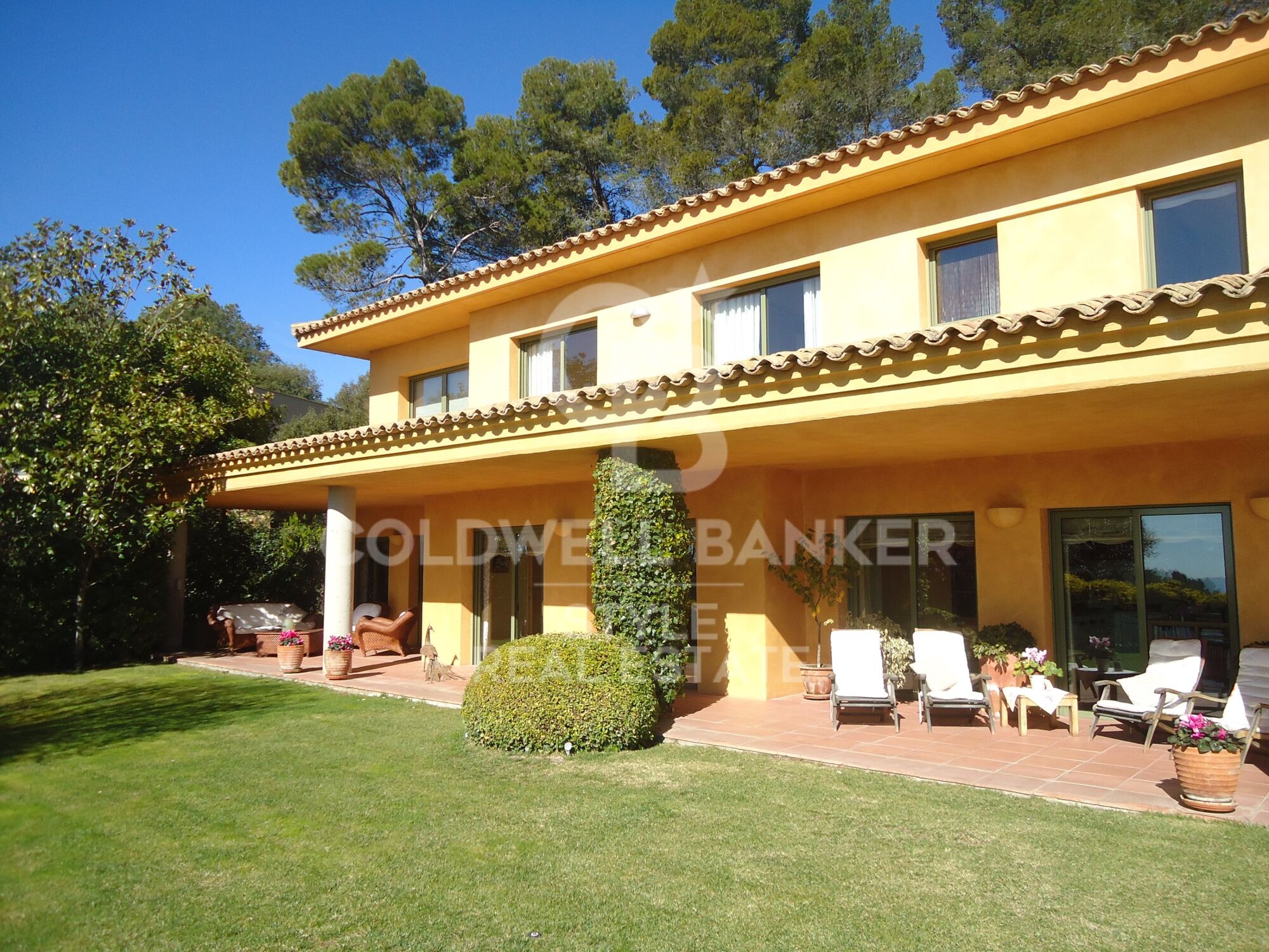 Magnificent property with excellent views