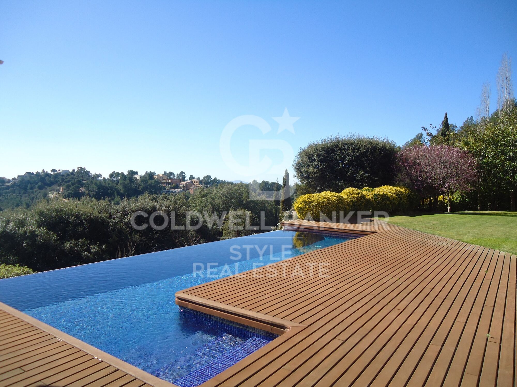 Magnificent property with excellent views