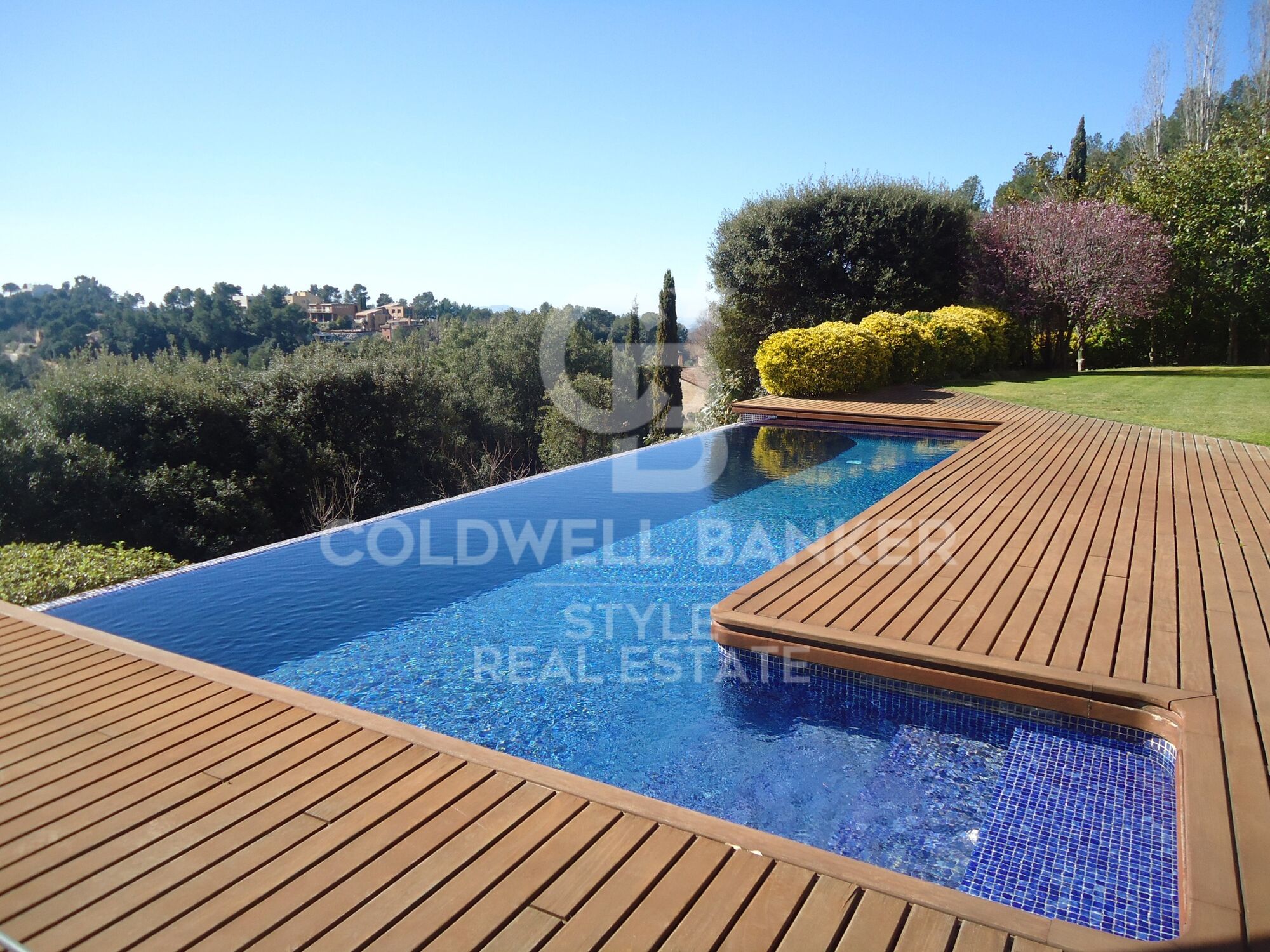 Magnificent property with excellent views