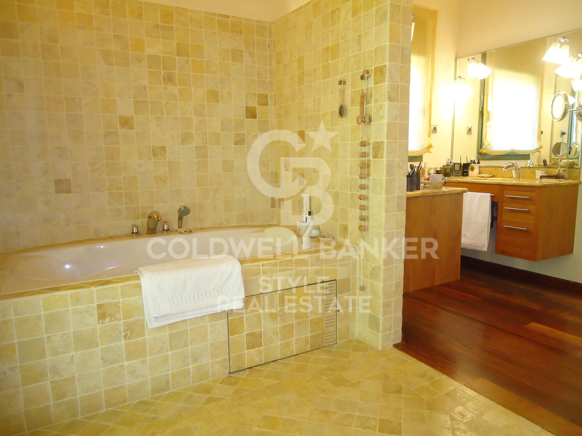 Magnificent property with excellent views