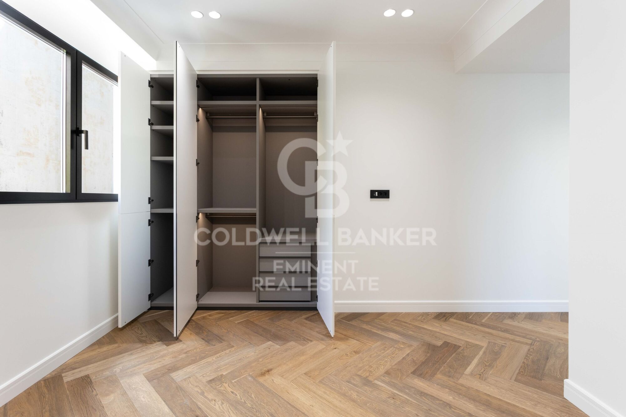 PRÄCHTIGE WOHNUNG AN DER VIA AUGUSTA - GANDUXER.