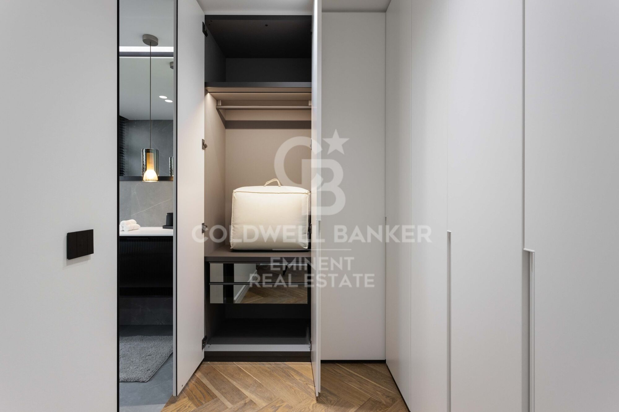 PRÄCHTIGE WOHNUNG AN DER VIA AUGUSTA - GANDUXER.