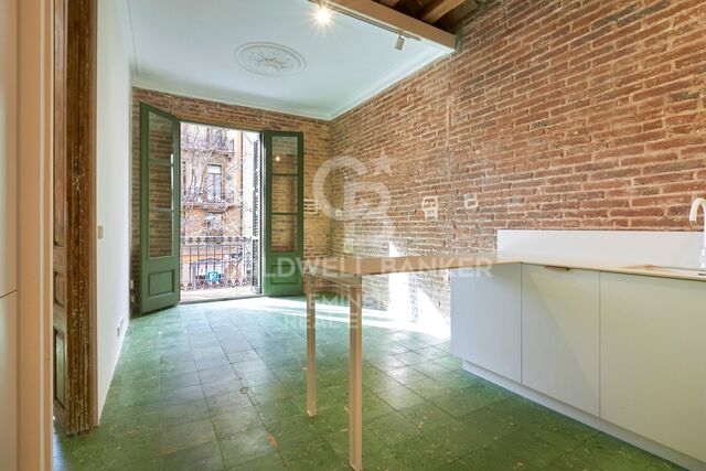 Renovated apartment with historical charm and modern amenities on Bailén Street.